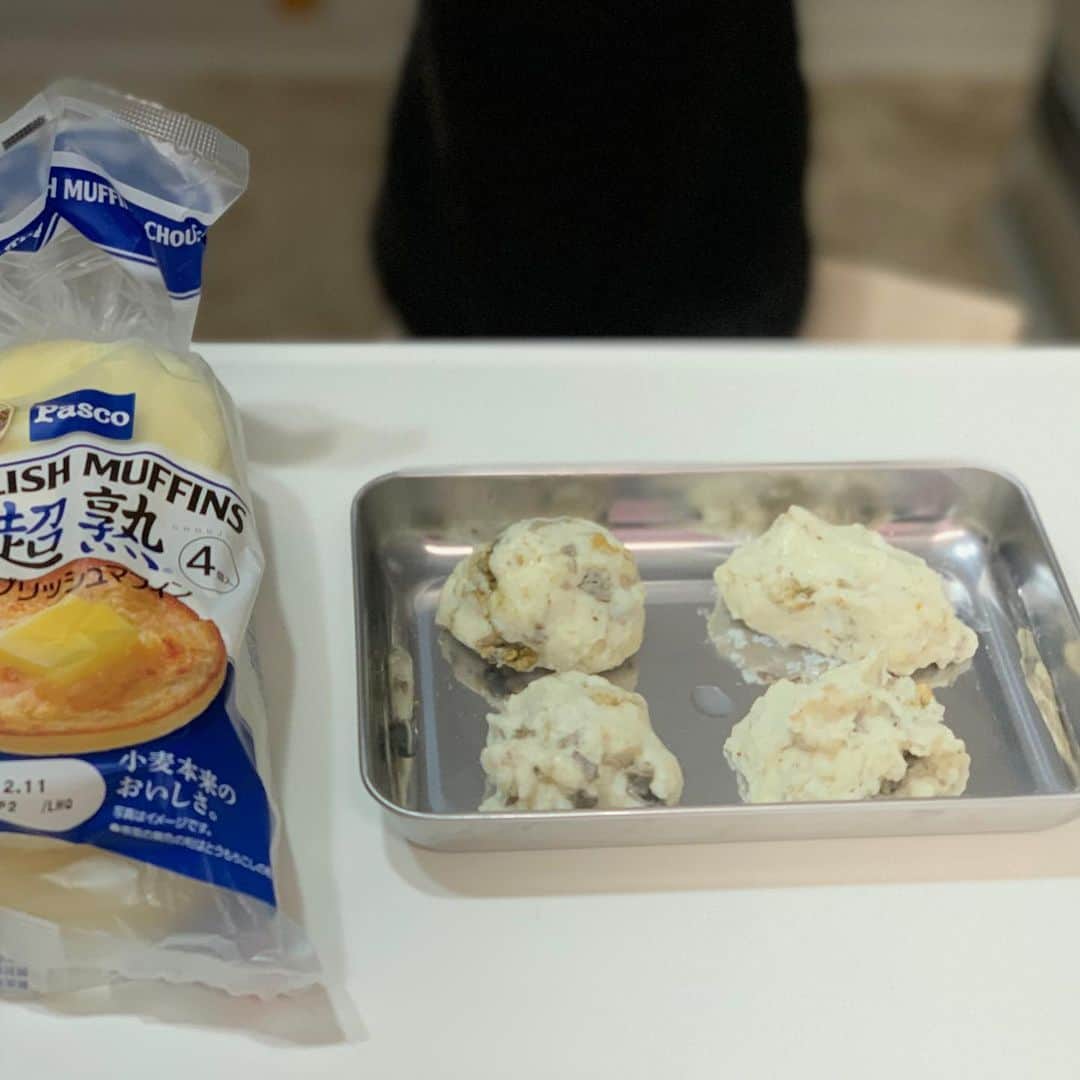 maki ogawaさんのインスタグラム写真 - (maki ogawaInstagram)「#pasco公認アンバサダー  です。  @pasco.jp の  #超熟イングリッシュマフィン  で、牡蠣バーガーのランチです。  恨めしそうに 食いしん坊なまろくん( @mallowhanna ) が見ております😅  マッシュポテトの素に ホワイトソース、 牡蠣の水煮缶のスープ、牡蠣を混ぜ込んでみました。 ゴロンゴロンに牡蠣が入っています。  ソースは ケチャップと中濃ソースを半々に合わせたものを たっぷりまわしかけて、 サクサクに焼いたイングリッシュマフィンに 挟んで出来上がり！  ホワイトソースオンリーではないので、 冷蔵庫、冷凍庫で冷やす必要なし。 中身は火が通っているので、 パン粉に火が通ればOKです。  #パスコサポーターズクラブ  #pasco  #パスコ #敷島製パン #敷島製パン株式会社 #パスコパン #パスコ大好き #超熟  #パン好きな人と繋がりたい #パン好き #ランチ #kidsmeals #kidswilllovethis #breadlover #保護猫と暮らす #黒猫 #黒猫の可愛さ伝え隊 #japanesefood #japanesemom #kawaii #japanfood #japanesebread #cutefood #ediblecute #cutelove #cute #kawaiifood⠀ https://www.youtube.com/user/LuckysundaeMaki/」12月11日 16時00分 - cuteobento