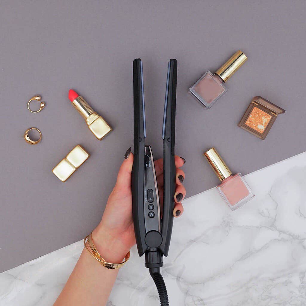TESCOM テスコムのインスタグラム：「. . 【ショートヘアさん必見！サロン級ストレートアイロン新登場🎉】  ショートヘアさんのお悩みに多いのが、“くせ毛” 乾燥による原因の“うねり”。  今回は、そんなお悩みを持った方におすすめのストレートアイロンを紹介🌿  『プロフェッショナル ヘアーアイロン NIS2000』はプレート幅15㎜の細身のデザインを採用。 短い髪でも“指先感覚”で使えて、簡単にアレンジもできます♪  コンパクトサイズなので、旅行など持ち歩きにも便利ですよ😊  ◾︎商品名：Nobby by TESCOM プロフェッショナルヘアーアイロン   ◾︎品番：NIS2000  . #tescom #テスコム#テスコムビューティー#ヘアアイロン #ストレートアイロン #美容家電  #ストレートヘア #黒髪ストレート #コテ #コテ巻き #ヘアアレンジ #セルフヘアアレンジ #簡単アレンジ #時短ヘア #オシャレヘア #こなれヘア #ヘアケア #美髪ケア #ヘアケア商品 #ツヤ髪 #サラ髪 #ミディアムヘア #ロングヘア #ショートヘア#ニュアンスヘアアレンジ #ヘアアレンジ好きな人と繋がりたい #旅行 #旅行好きな人と繋がりたい #持ち歩き #イオン」