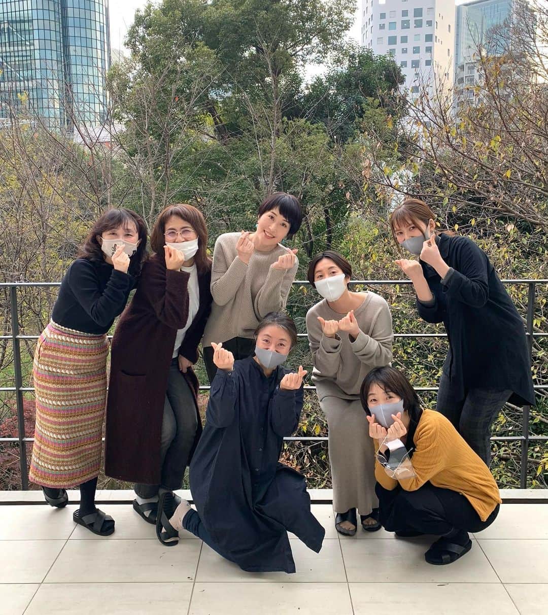 小林ひろ美のインスタグラム：「今日はエクラの撮影でした💗 スタジオのバルコニーが紅葉スポットになっていて得した気分！ スタジオ恒例のクリスマスくじ引きにも当選しました😆うれしいー✌️✨  最後の２枚はライター中島さんの小さな足🦶と宇宙人に魂を乗っ取られたようなコンテ😻 #エクラ #このポーズは #天日さんからのご指導 #たぶん♡ #deco弁 #ごちそうさまでした」