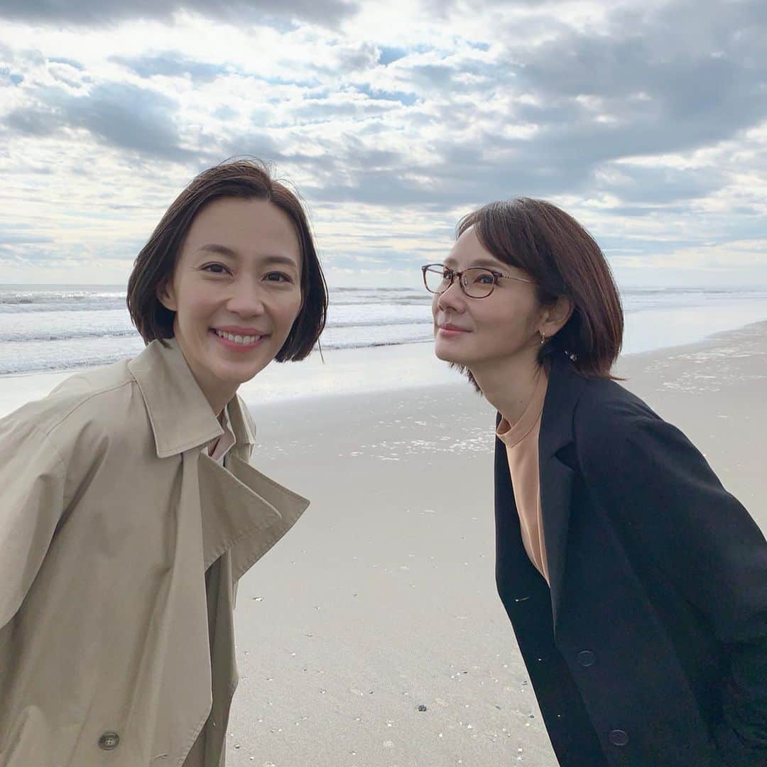 のインスタグラム：「【こいはは 第8話まであと6時間❤️】 杏さんと優子さんが浜辺を歩く素敵なシーン、 お楽しみに💕 #tbs #金曜ドラマ #恋する母たち #こいはは #だめキュン  #木村佳乃 #吉田羊 #仲里依紗 #小泉孝太郎 #磯村勇斗 #奥平大兼 #宮世琉弥 #藤原大祐 #渋川清彦 #玉置玲央 #矢作兼 #阿部サダヲ #美人に海はもはや鬼に金棒 #一緒にお散歩したい #どこの海に行けば会えますか」