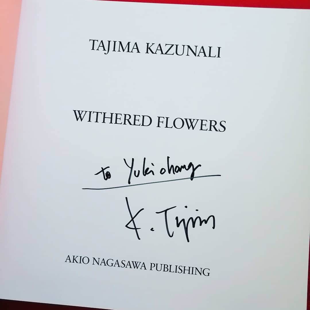 川村由紀さんのインスタグラム写真 - (川村由紀Instagram)「枯れゆく花、踊る水滴、慈しみ愛したドレスのような花びら…こんな風に枯れたいと思いました。  写真家・田島一成さんの個展「WITHERED FLOWERS」にて。  #kazunalitajima #akionagasawagallery #田島一成」12月11日 16時06分 - yukikawamura821