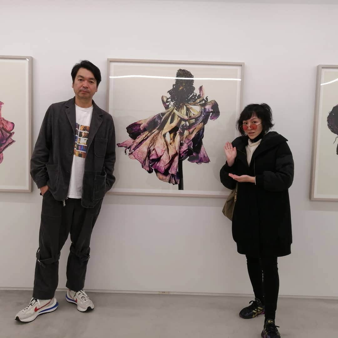 川村由紀のインスタグラム：「枯れゆく花、踊る水滴、慈しみ愛したドレスのような花びら…こんな風に枯れたいと思いました。  写真家・田島一成さんの個展「WITHERED FLOWERS」にて。  #kazunalitajima #akionagasawagallery #田島一成」
