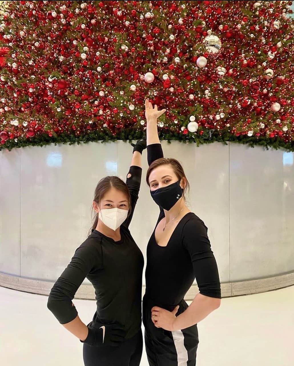 のインスタグラム：「Excited to rejoin my family and get back on the ice full time after a long semester🤩🥰🎄🎁♥️ #galleriadallas#figureskating#winter#iceskating#holidays#christmas#merrychristmas#family」