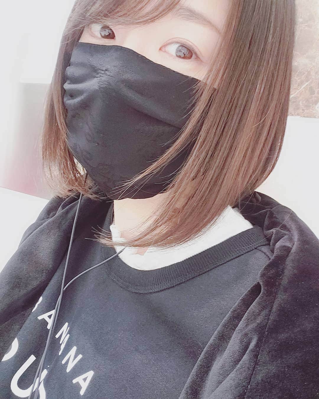 葉山いくみのインスタグラム：「黒マスクデビューしました😷 服もマスクも黒だと写真撮るのむずかし！」