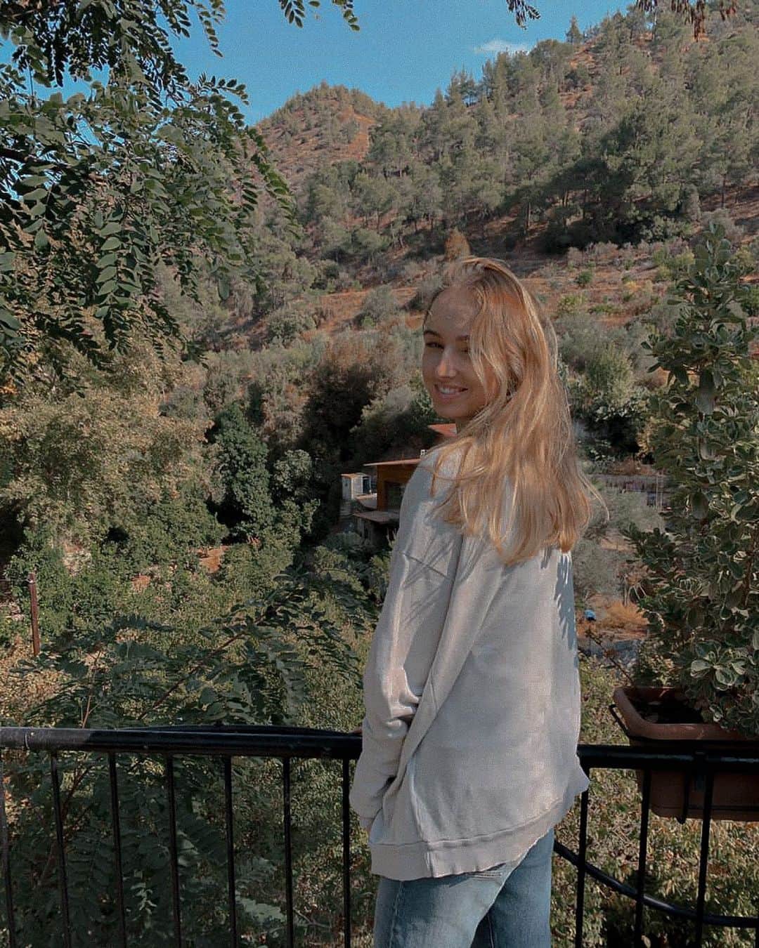 マリナ・デュランダのインスタグラム：「Enjoying the inspirational view ⛰✨」