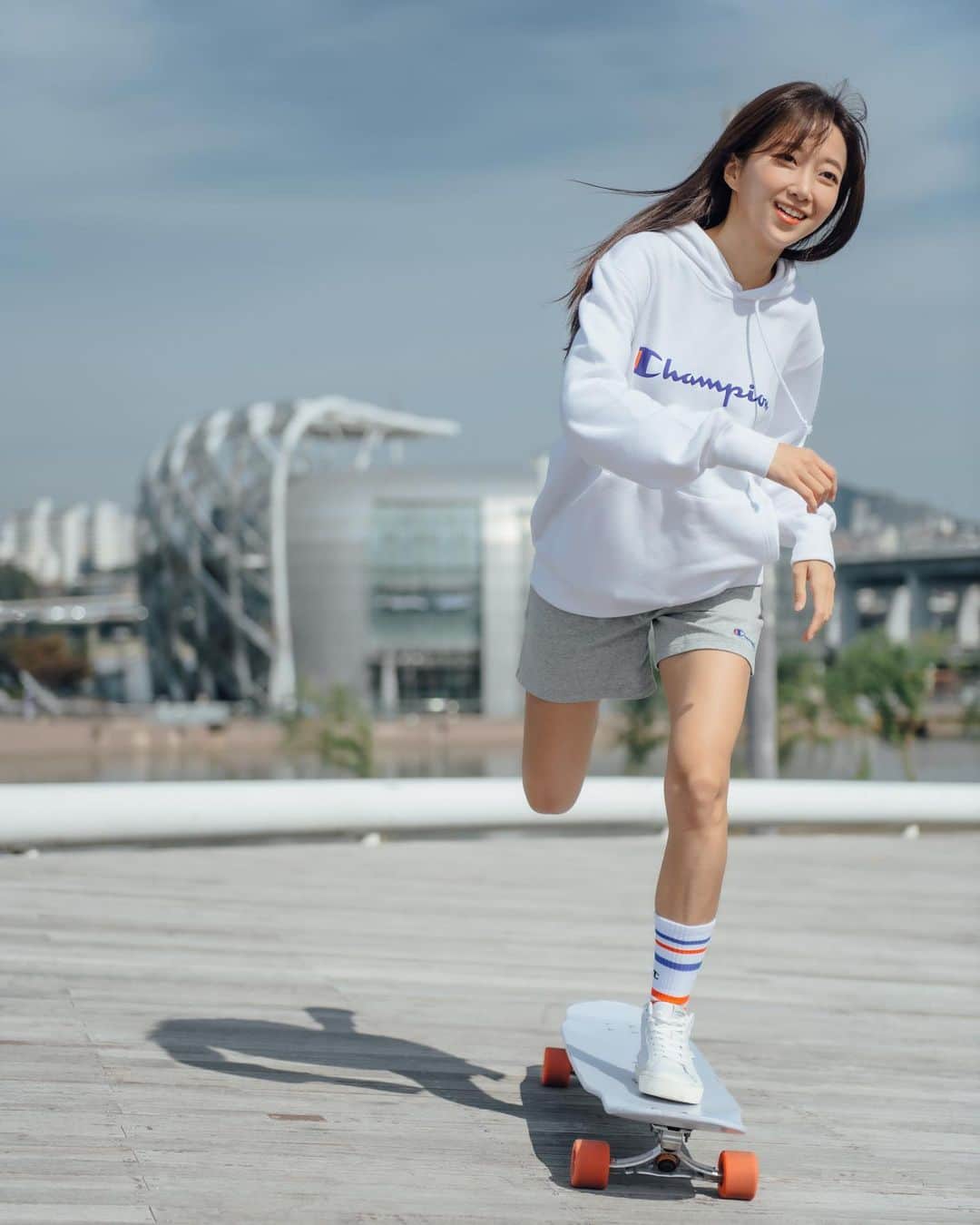 コ・ヒョジュのインスタグラム：「Move your own way. Be your own Champion. . . . 📸 @jpak_dosa  #광고 #BeYourOwnChampion  ＠champion_korea #Champion #챔피온 #챔피온코리아 #longboard #longboarddancing #longboarder」