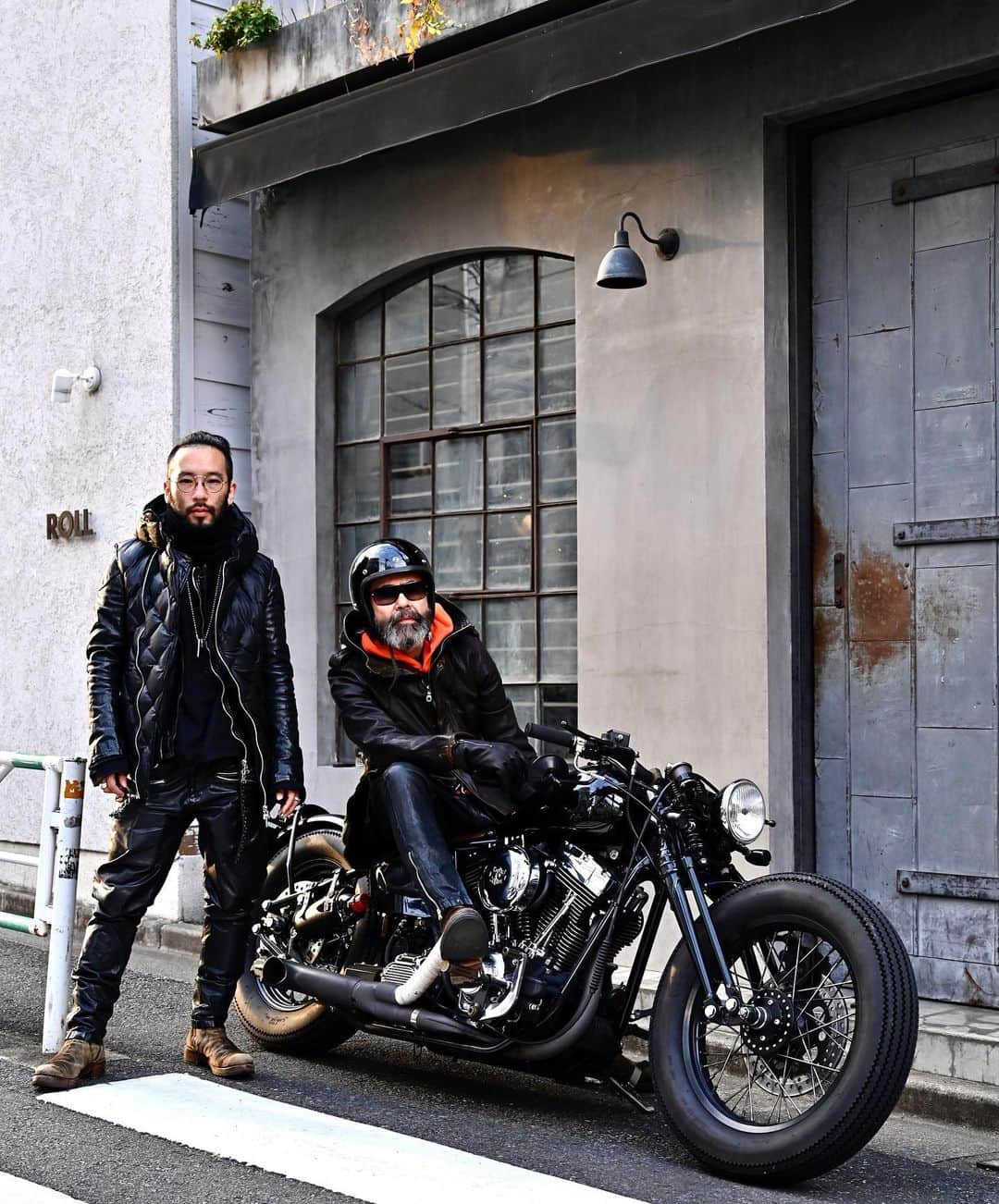杉原勇武のインスタグラム：「いつもツーリングに一緒に行くスタッフの祥太とツーショット❗️  冬のバイクスタイル。 レザーモッズコートに革パン、インナーは発色の良いオレンジのニット。 #harleydavidson  #zeroengineering」