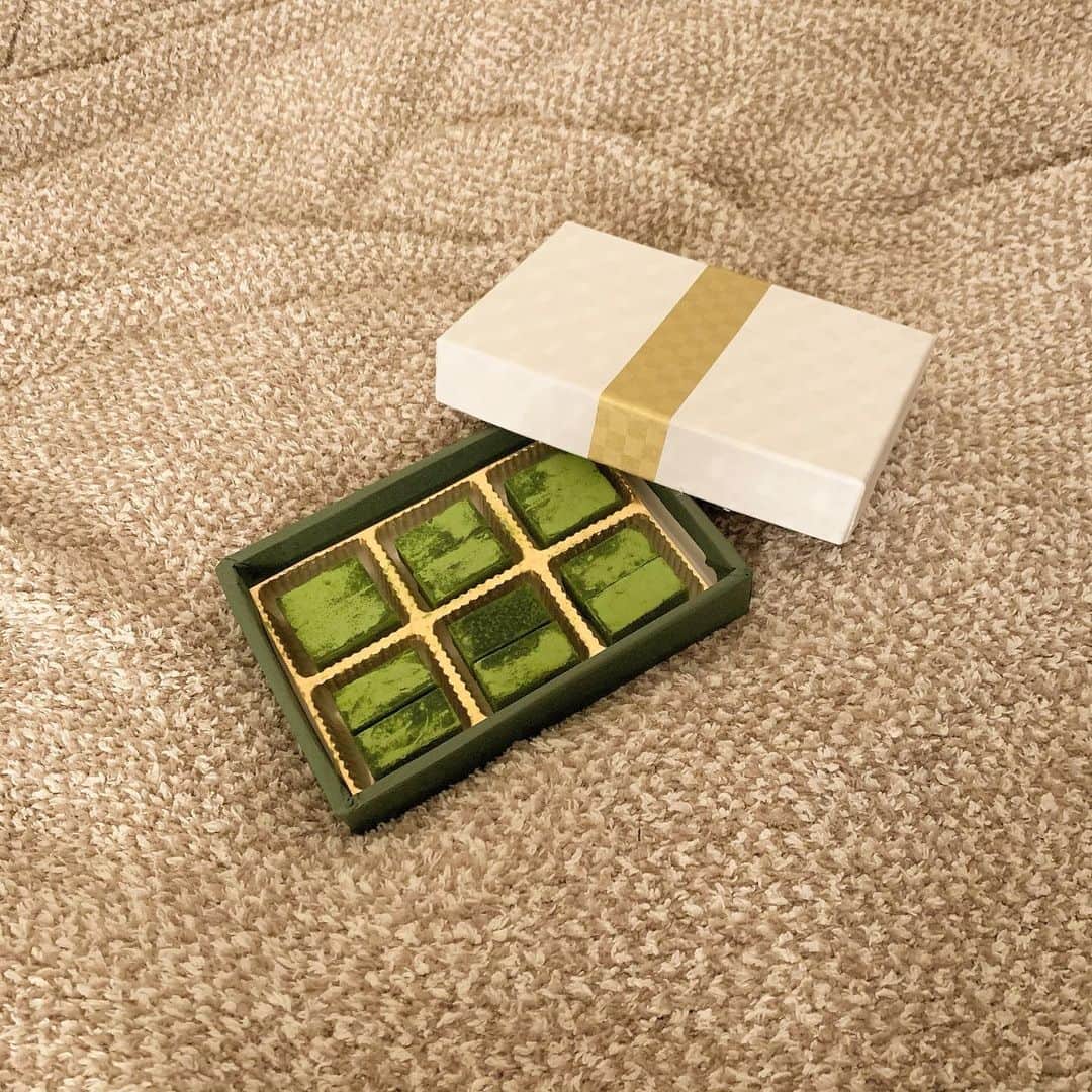 前田亜美のインスタグラム：「. . この間、お取り寄せしてみました𓂃𓈒𓏸. . . ずっと京都に行きたくて…GOTOも考えたけど、、今は我慢かなーどーしよーってなって、、. . 時間過ぎるの勿体ないから気分転換に京都の宇治抹茶生チョコを食べました🌿🌿🌿. . . 濃厚だけど甘すぎなくて美味しかった🌱. 大事に食べてる。笑. . . ここのパウンドケーキをお土産で貰って食べたことあって、 衝撃的に美味しくて覚えてたから気になってたの！パウンドケーキもまた食べたいなーー . #宇治抹茶 #抹茶スイーツ  #宇治 #お取り寄せ」