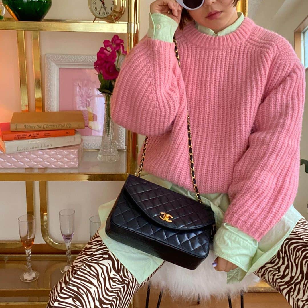のインスタグラム：「New in store✨ 新商品続々オンラインショップに入荷中💕 #onlinenow #vintageqoo #chanel」