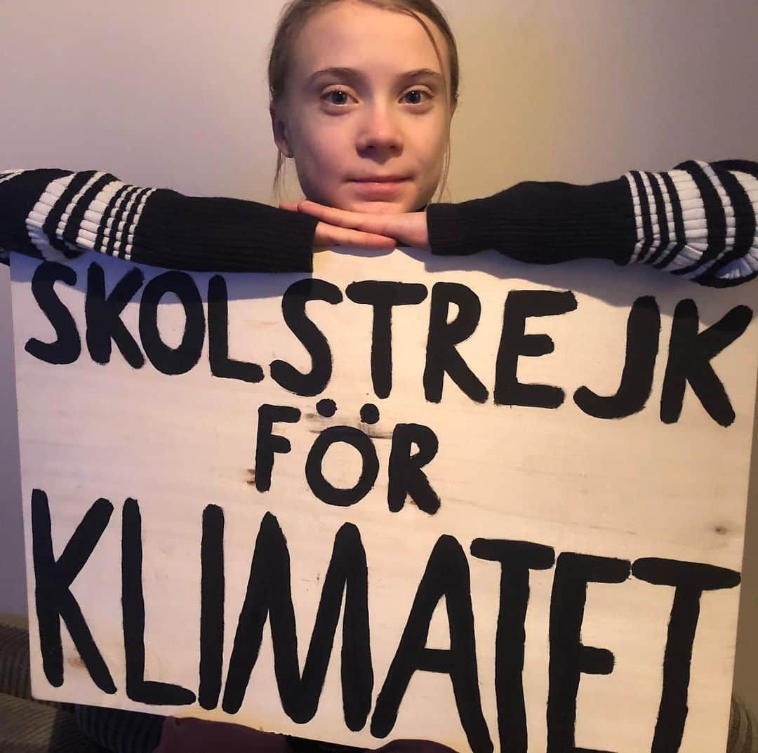 グレタ・トゥーンベリさんのインスタグラム写真 - (グレタ・トゥーンベリInstagram)「School strike week 121. Tomorrow marks 5 years since the Paris Agreement. 5 years of inaction and creating loopholes. We can’t go on like this. Time to move from distant ”net zero” targets to real zero with binding, annual CO2 budgets starting now. #FightFor1Point5 #fridaysforfuture」12月11日 16時23分 - gretathunberg