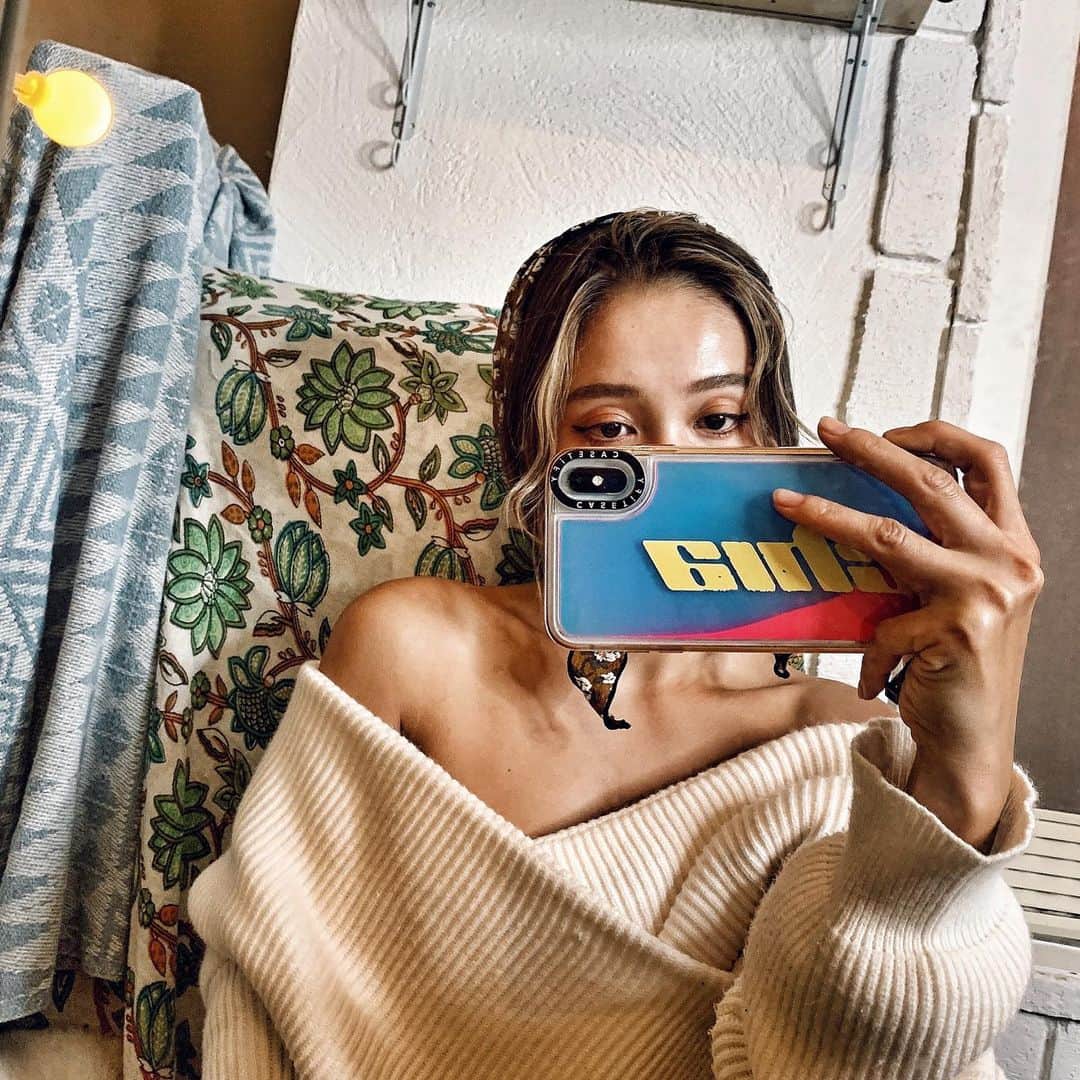 チアコマのインスタグラム：「. . 明日は4時起きやぁ❤️ww じつは今日仕事から帰るとあたらしいテント届いてました❤️🏕 ってことで、友達と今回2人で女子キャンやけど、2個テント張る予定❤︎新しいテントうまくはれるかなぁ😆 . . ってことでまったく関係ない写真📷❤︎ . . #outfit #低身長コーデ　#fashion #コーデ　#salonmodel #きょこ　#自撮り　　#mirrorselfie #鏡越し #vintage #レトロコーデ」