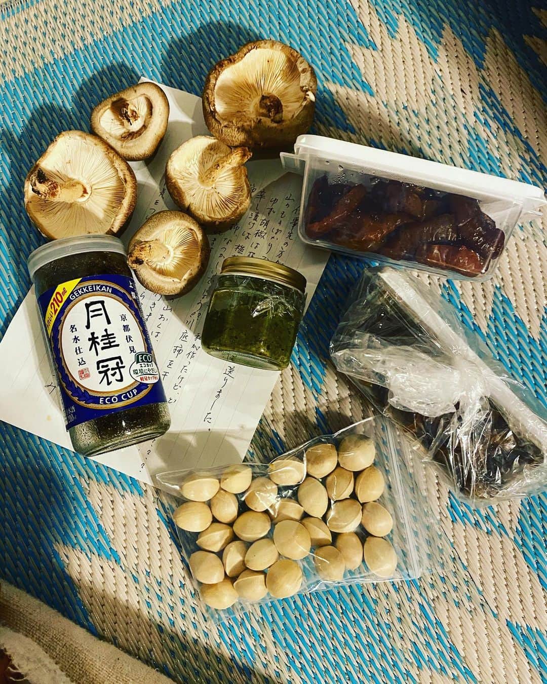 三谷晶子のインスタグラム：「【（心の）ふるさとまごころ便】  加計呂麻島に住む前に、「人口を増やしたい町に一か月移り住み、都市部の人間の目線で、町の魅力やアピールポイントを伝えて企画提言する」という福岡県上毛町役場と福岡R不動産の試み、「上毛町ワーキングステイ」でお世話になった ご一家から届いた懐かしいまごころ便。  椎茸や、銀杏、手作りの椎茸のカラシ漬け、柿漬けなどなど、思い出深いものばかり。  お世話になったおうちは岩風呂、茶室付き、目の前には棚田が広がり、椎茸もぎ放題の畑までついていて。  東京にいた頃に参加していたwebマガジンの女性チーム4人で合宿のように暮らしていた日々は、忘れられない思い出のひとつです。  わたしのブログ　「上毛町ワーキングステイ」  https://ameblo.jp/akikomitani/theme-10061907191.html  上毛町と上毛町に住む人、関わった人びとモデルにした短編小説『こうげ帖』  http://pitonink.com/kouge-cho/sp/  山深くて集落ごとにそれぞれの魅力がある感じや、おおらかだけど品がよい町の皆さまの感じは、今住んでる加計呂麻島にも似ていて、まさにもう一つの実家な気持ちの場所。  奄美にはない桜や紅葉を見に、また伺いたいものです。  #上毛町 #kouge  #加計呂麻島 #kakeroma #kakeromajima  #kakeromaisland #奄美大島  #amami #amamiisland  #japanesefood #japanfood  #foodstagram  #foodphotography  #foodpic  #food  #island #islandlife  #islandlifestyle  #islandgirl  #islandgirlstyle」
