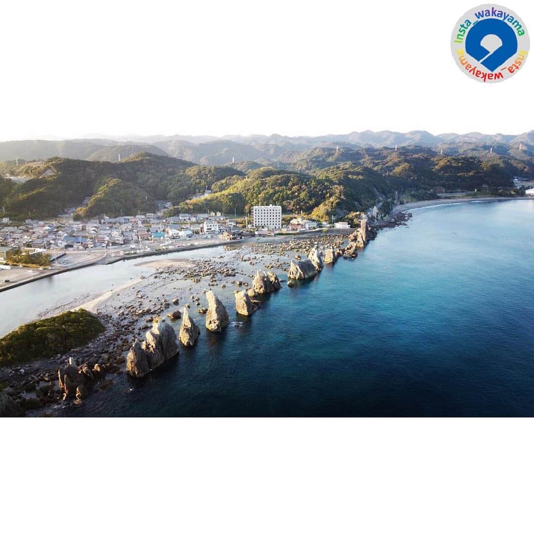 和歌山県のインスタグラム：「Insta_Wakayamaでは、皆さんがハッシュタグをつけて投稿してくださった写真から、素敵な写真をご紹介させていただきます！ 本日のピックアップは @fwakastagram さんのお写真です☆ ハッシュタグのご利用ありがとうございますm(_ _)m . こちらは串本町の橋杭岩のお写真ですね👀✨✨ 群青色の海🌊に、一本の線に沿って並んでいるような岩がどこか神秘的ですね😲👏 このお写真はドローンで撮影されたようですが、空から見るとまた違った魅力が感じられますね☺️💕 橋杭岩の名前の由来は、その規則的な並び方が橋の杭に似ていることからきているそうです。 海水の浸食で岩の硬い部分のみが残されてこのような形状になったようですね❗️ ちなみに橋杭岩には、弘法大師と天邪鬼が一晩で橋を架ける賭けをし、 負けることを恐れた天邪鬼が鳥の鳴きまねをして夜が明けたと思わせたため、弘法大師が杭のみ完成させて終わったという伝説が残っています🧐 面白い伝説ですね✨ . 和歌山に関する投稿には「 #insta_wakayama 」のハッシュタグをつけてください★ 和歌山の魅力を皆さんで発信していきましょう！ ハッシュタグをつけると同時に、写真の場所の記載・位置情報の登録もお願いします🎵 なお、お写真を撮影される際は感染対策を十分に行ってくださいね。 . #橋杭岩　#岩　#海　#串本町　#和歌山県 #和歌山 #hashiguiiwa #rock  #kushimoto #insta_wakayama #wakayamagram #wakayama #instameet_wakayama #nagomi_wakayama #visitwakayama #retrip_news #japan #なんて素敵な和歌山なんでしょう」