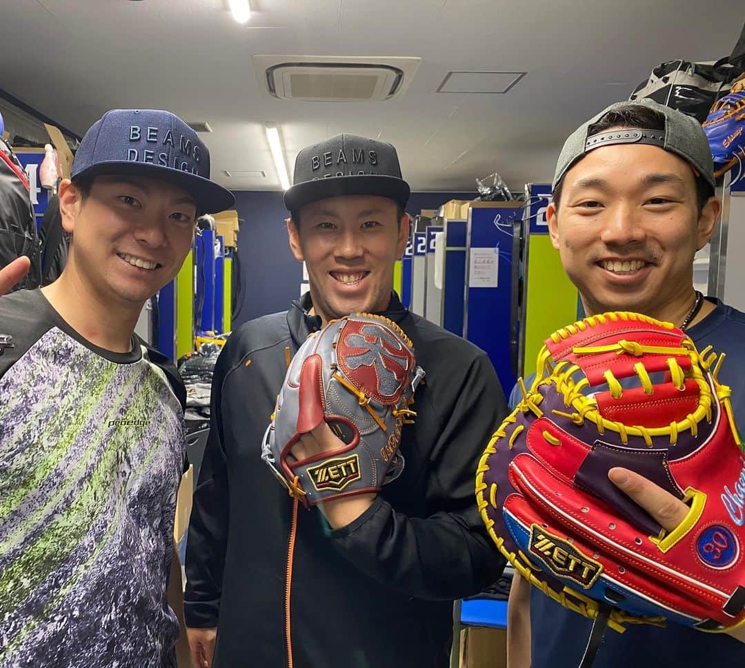 宇佐見真吾のインスタグラム：「BEAMS3人衆❗️ 自主トレで使う道具届きましたー！ ZETTさんにはいつもわがままなお願いに対応して頂いて感謝です！🙇  1人通りすがりのSSK選手松本剛はいってきた🤣 #zettbaseball  #キャッチャー  #tdf #日本ハムファイターズ」