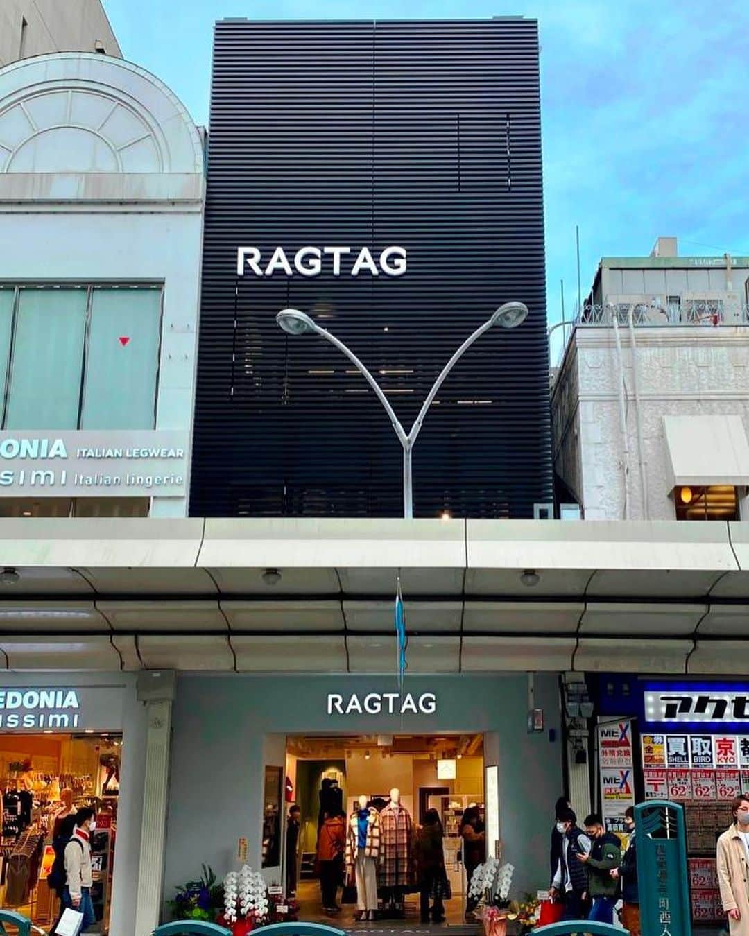 RAGTAGさんのインスタグラム写真 - (RAGTAGInstagram)「【RAGTAG京都店】12月11日（金）グランドオープン！  RAGTAGが関西に初めて出店してから15年、念願の京都店です。  場所は京都の中心、河原町。  阪急京都線 京都河原町駅徒歩2分、藤井大丸の正面、地上4F建ての路面店です。  大変な状況が続きますが、ともにファッションを楽しみ、 京都のお客様に永く愛されるお店になれるよう、 努めてまいります。  RAGTAG京都店で、みなさまにお会いできることを楽しみにしております。  【店舗概要】  RAGTAG京都店  京都市下京区四条通寺町西入奈良物町379-2  営業時間：11：00 ～ 20：00　  ▽京都店オープン記念特設ページはこちら https://www.ragtag.jp/kyoto/」12月11日 16時34分 - ragtag_official_women