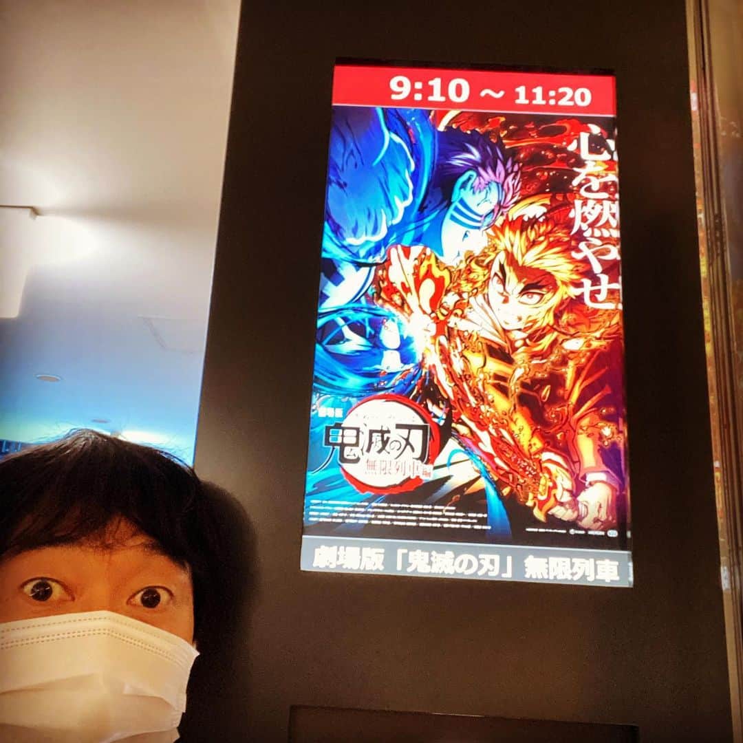 のインスタグラム：「#鬼滅の刃 #無限列車編 先日遅ればせながら見てきました🎥  煉獄さん❗️煉獄さーん‼️ かっこ良すぎるぜ🔥  ヤバい！これは尾を引くやつだ！ もっと早く見ればよかった。 あと５回見たい。 見る前はこんな感じで呑気に写真を撮ってましたが、見終わった後は泣きすぎて２日徹夜したくらい目が赤くなってました。 煉獄さーーーん‼️」