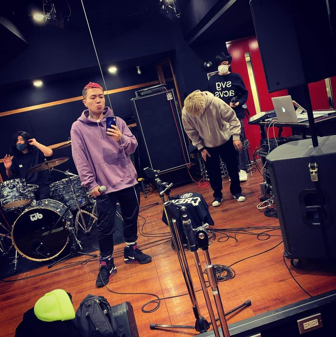 TEEDAさんのインスタグラム写真 - (TEEDAInstagram)「Rehearsal day for “Bring the noise vol.3” Can’t wait to play the streaming live show! You can get ticket here↓  https://backon.zaiko.io/e/btnvol3  本日はリハーサル日、12/13の「Bring the noise vol.3」が待ち遠しいぜい！！  #backon #teeda #kenji03 #bringthenoise #streaminglive #rehearsal」12月11日 16時47分 - teeda_bo