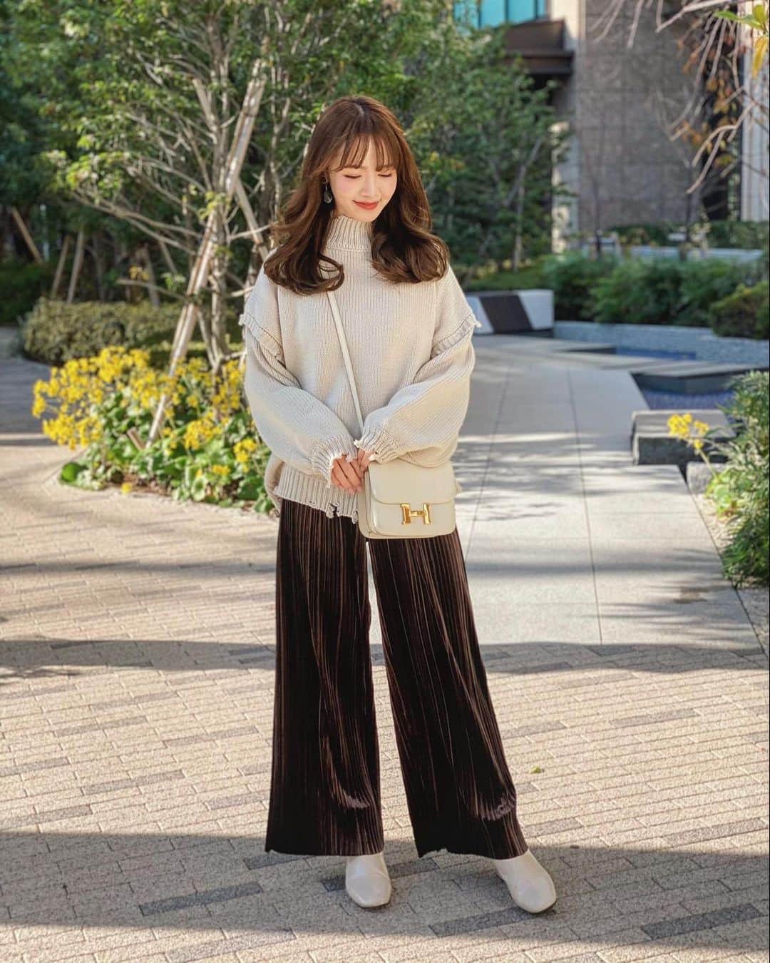 林希乃花さんのインスタグラム写真 林希乃花instagram 先日動物園に行った時のコーデ やんちゃ盛りな2歳児とのお出かけは こういうゆるっと楽ちんスタイルが一番 楽ちんだけどベロアのするんとしたストレートパンツはお洒落見えするから好き ニットも