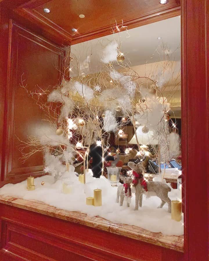 平山美香のインスタグラム：「ハービスで食事をしたので、息子達にクリスマスデコレーション見せたくて、リッツカールトンへ🎄 いつ来ても素敵だな🎄 東京だとウェスティンのツリーが好きです🎄 #クリスマスツリー #🎄 #リッツカールトン」