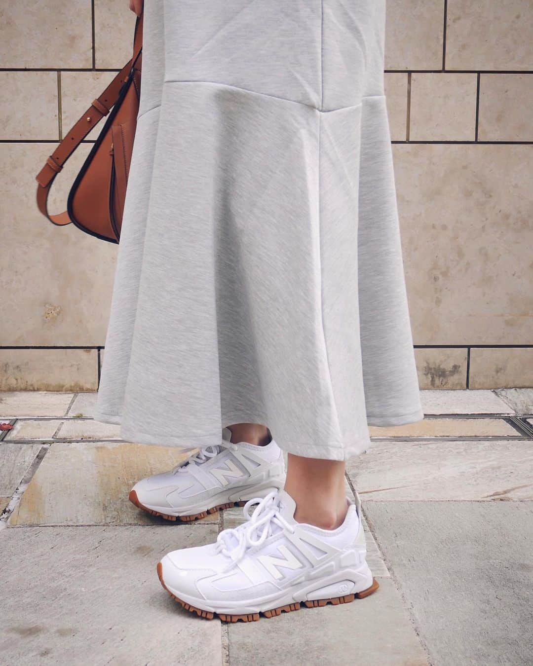 宮本沙恵のインスタグラム：「スニーカー👟🤍 . #newbalance#myshawty#daydress」