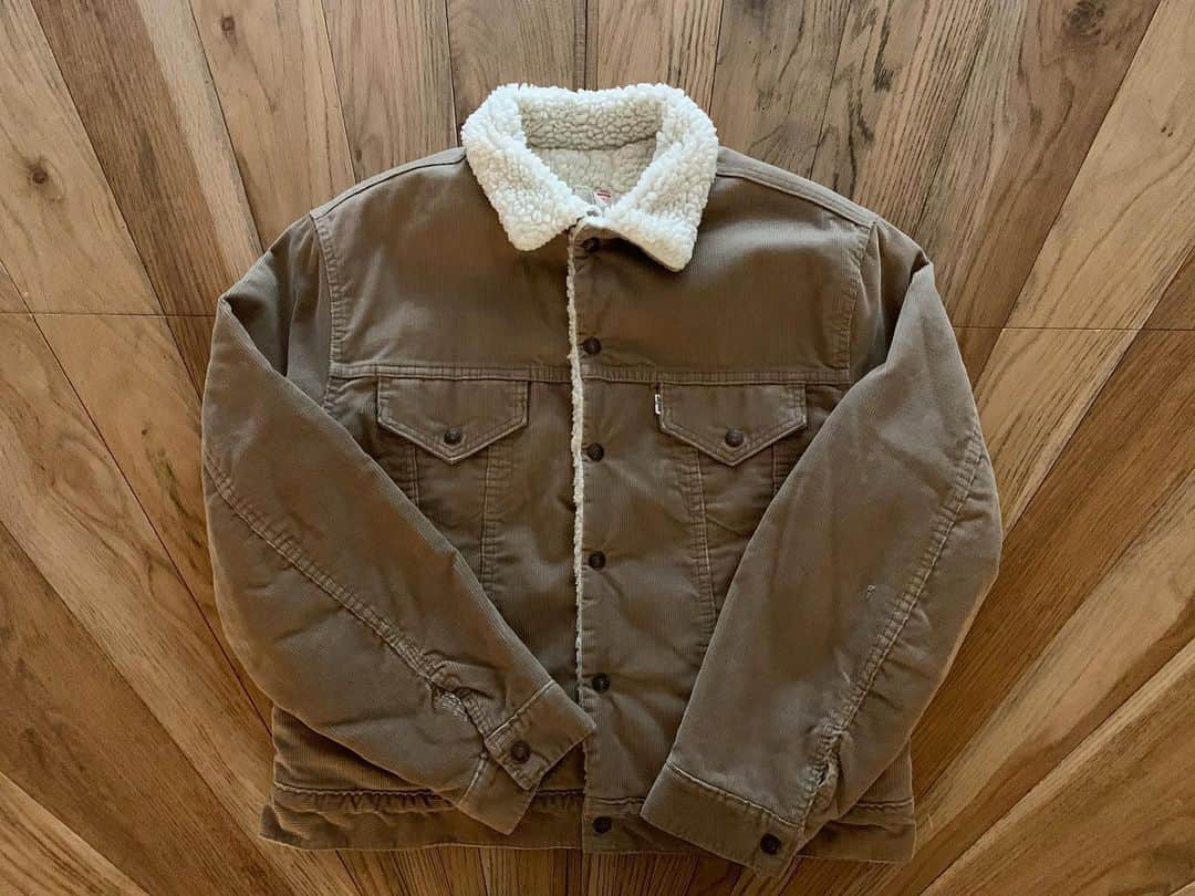 スタンダードカリフォルニアさんのインスタグラム写真 - (スタンダードカリフォルニアInstagram)「「Todays Special」  70s Vintage Levis Sherpa Jacket  2ポケットが特徴の70s Sherpa jacket。  4ポケットになる前のこの年代のジャケットは、ここ最近出回る数も減っていて、貴重なアイテムとなっています。  色味、サイズ感Goodです！  着丈:約62cm 身幅:約55cm 肩幅:約49cm 袖丈:約60cm   ¥24.800+tax  ※お問い合わせはDMで宜しくお願い致します。  ※お問い合わせ頂いた順番に対応させて頂きます。   #standardcalifornia  #スタンダードカリフォルニア #california #70s #levis #リーバイス#vintagelevis #boajacket #sherpajacket  #vintage #古着 #fashion #ファッション #todaysspecial」12月11日 16時45分 - standardcalifornia
