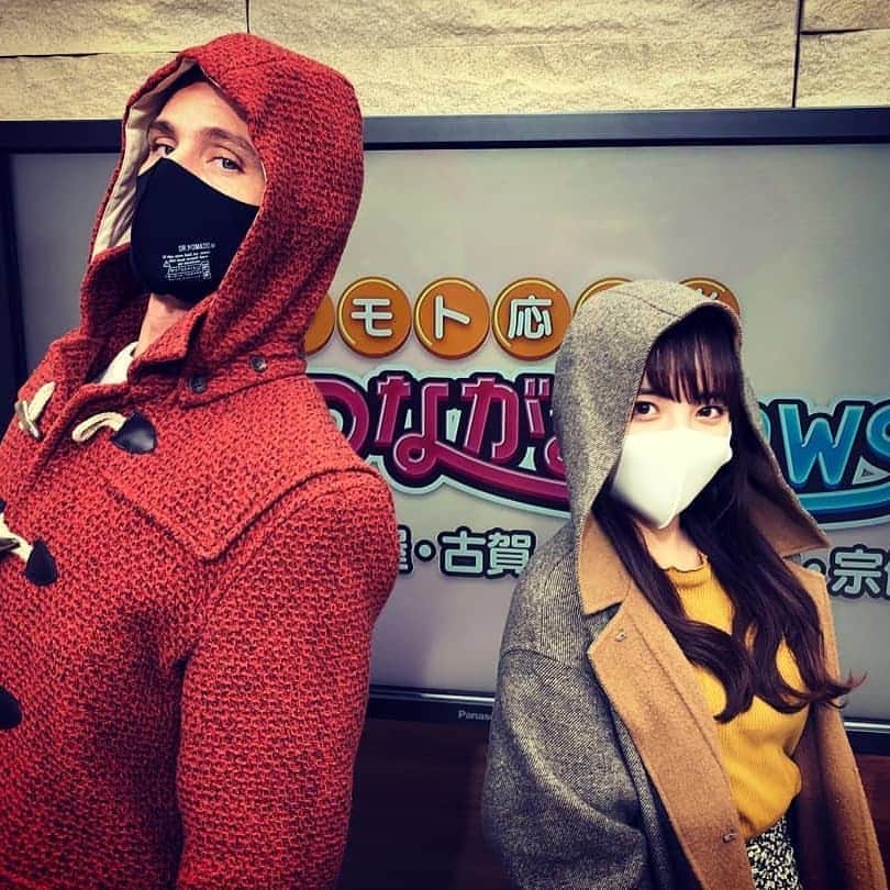 のインスタグラム：「冬仕様の金曜担当。  Reposted from @jcomch_fukuoka このあと17時から #福岡つながるNews  ぜひご覧ください #とんこっちゃんふじ子  #ボビージュード #横山紗弓  #マスク #コート #フード #防寒対策 #このふたりだとなんかおしゃれ」