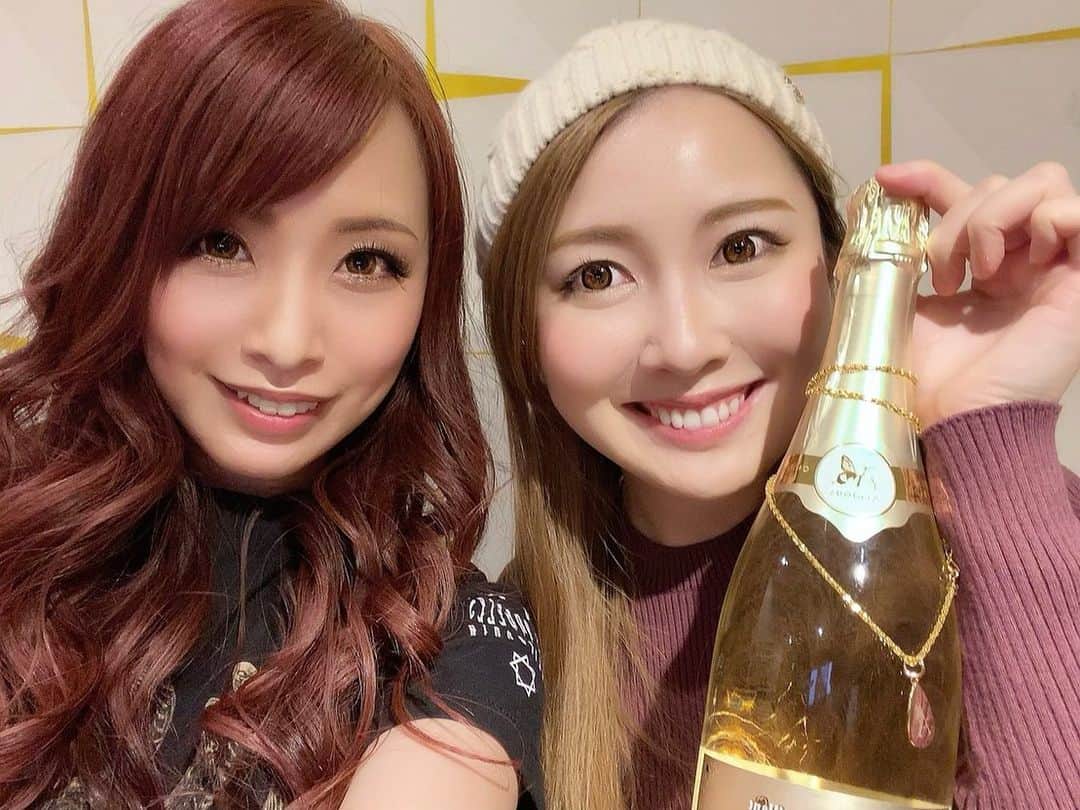 のインスタグラム：「Aldious結成12周年記念オリジナルワイン「ジュエ・ドゥ・アルディアス」 と、初ご対面🍾 予約完売で、すぐに売り切れてしまったのですが、 本日15時より限定数再販してるそうです🥂 買い逃した方はぜひ！  https://bit.ly/37xibpp  久しぶりにMarinaトキ💖 #Aldious #アルディアス #aldioustoki #aldiousmarina #chateaujun」