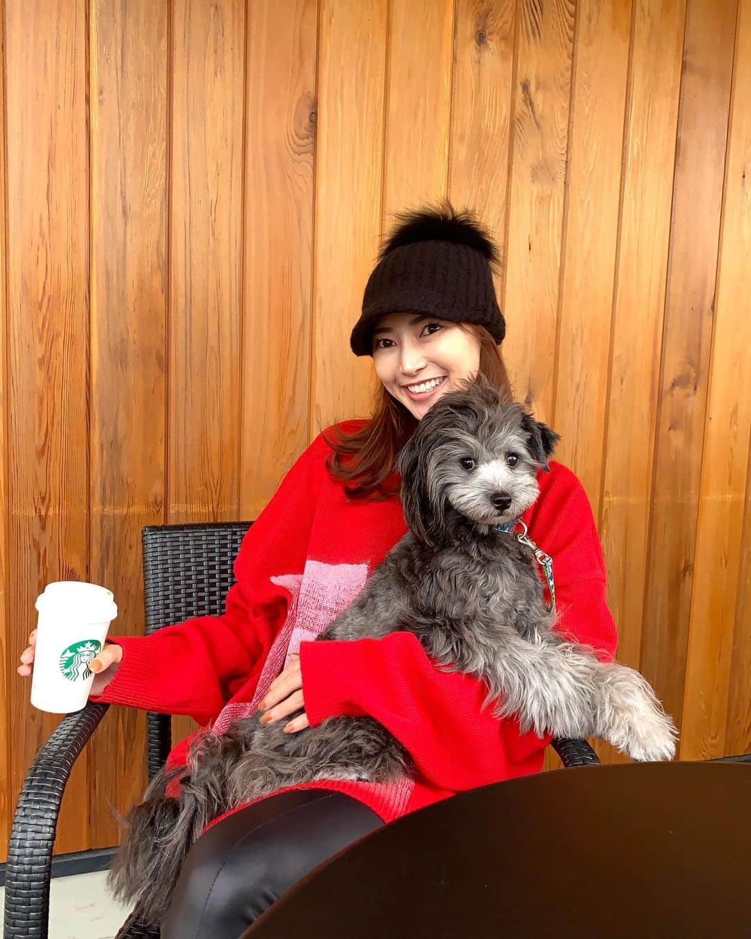 Yumiko Obaのインスタグラム：「寒いね〜🍃 と言いながらいつものスタバまで早足でお散歩🐕‍🦺 ニット帽は耳が暖かくてホッとする🧶 * * 抹茶のホワイトチョコレート☕️ 私には甘すぎたみたい 最近新しいものに手を出すとアレレ😳の傾向が強め💦 * * * * * ____________________________________________________💐 ❤︎stylepoint❤︎ 即納品、SALE品のみでご購入下さると 即日発送🔜🔜🔜🛒🛍📦🏠 * * 予約商品と一緒にご購入されますと、予約商品が揃ってからの発送になります⚠️⚠️⚠️ * * 別発送をご希望の場合はこちら💁‍♀️ ⬇️ ⬇️ info＠stylepoint.jp お気軽にお問い合わせください☺️💖 ____________________________________________________💐 * * * * * ____________________________________________________💐 🛍postへのタグ付けからshop NOW🛒❣️ ✈︎✈︎✈︎商品ページにすぐに飛べるようになっています。 プロフィールにはshopへのリンクがございます🌟 💌お問い合わせはメールにてinfo@stylepoint.jp ____________________________________________________💐  #大人コーディネート #大人コーデ #大人女子 #大人ファッション #大人カジュアル #大人カジュアルコーデ #大人女子コーデ #ファッション #コーディネート #今日のコーデ #本日のコーデ  #クリスマス #クリスマスシーズン #クリスマスシーズン到来 #ぽっけてって  #抹茶 #抹茶好き #ホワイトチョコレート #starbucks #スタバ  #スタバ新作  #アラフォーコーデ #アラフォー #アラフィフ #アラフィフコーデ #アラフォーファッション #綺麗めコーデ  #セレクトショップ  https://stylepoint.jp」