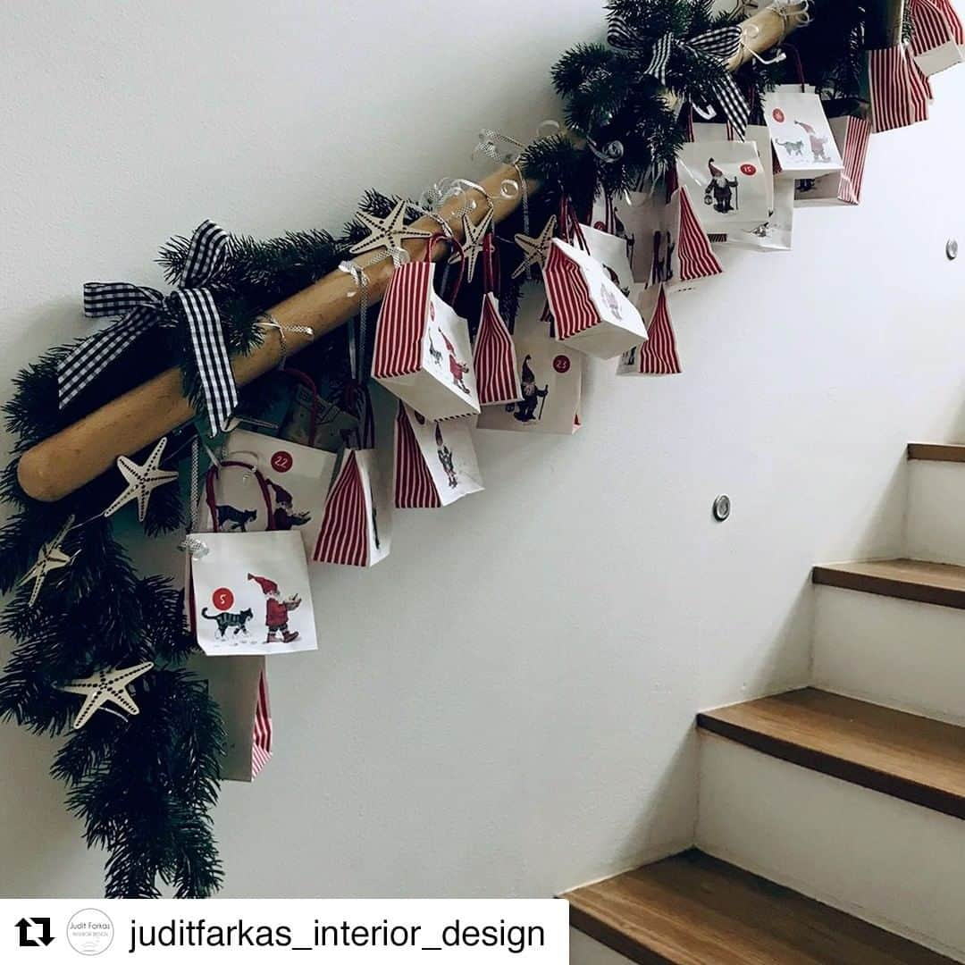 IKEA Austriaさんのインスタグラム写真 - (IKEA AustriaInstagram)「Zauberhaft!🎄 @juditfarkas_interior_design zeigt, wie der Adventkalender zum Dekoelement werden kann. 👌 ✨  #IKEAat #Regram  // VINTER 2020 Geschenktüte, Weihnachtsmannmuster / 25 Stück € 9,99  #IKEA #VINTER #VINTER2020 #adventkalender #adventcalendar #Geschenktüte #Geschenk #Advent #Weihnachten #christmas」12月11日 17時00分 - ikeaaustria