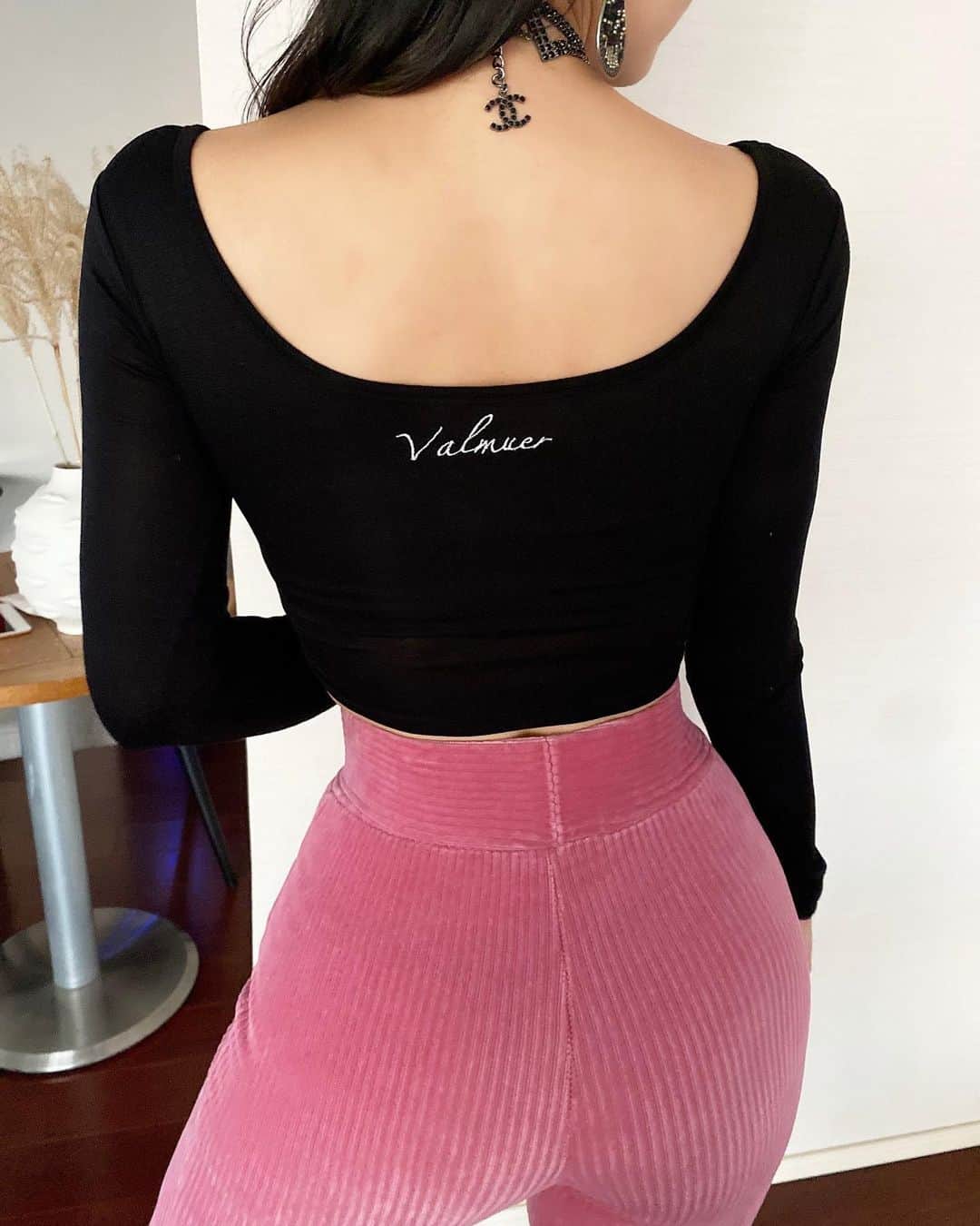 クリスティン・ウェイのインスタグラム：「Valmuer logo Tshirt #valmuer #ootd #cwfashion  #christinewei #クリスティンウェイ #valmuer #ヴェルムーア #fashiongram #fashionista  #セットアップコーデ」