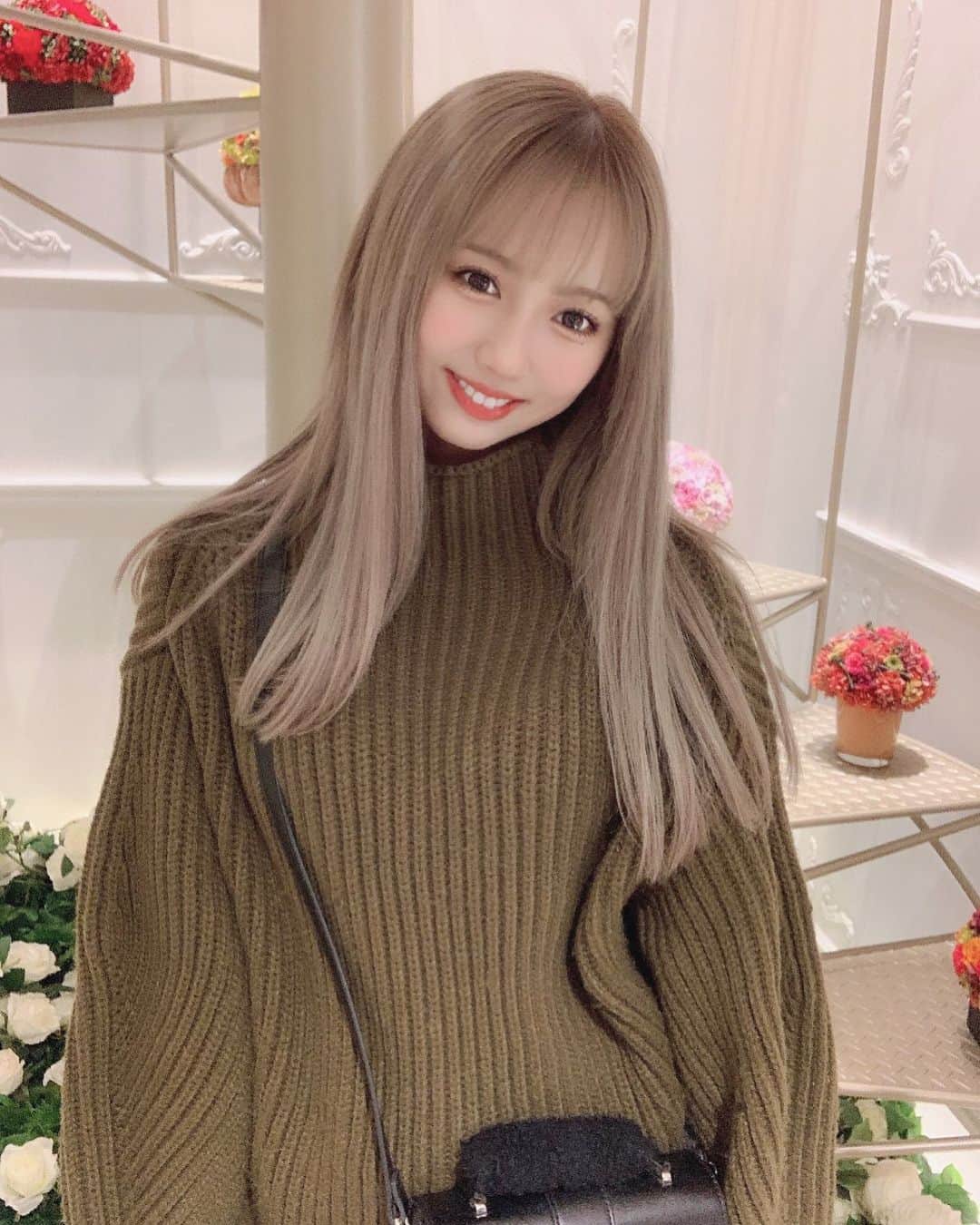 川谷花音のインスタグラム：「最近ボディーメンテしてて ヨガとかボクシングとか行ったりしているんだけど 食事にも気を付けようと思って 今日は @haab_dream さんに行って 漢方を使ってみる事にしてみた🥬 ちゃんとお医者さんに処方してもらえるから安心‼︎ Hellasって言う漢方なんだけど 生姜とか体温める漢方が沢山入ってるから代謝が良くなったり浮腫づらくなるらしい‼︎ めっちゃ浮腫みやすいから効果楽しみ🥰 HAAB BEAUTY CLNIC インスタ映えスポットとかあって楽しかった💫💫 他のメニューも沢山あるからまた行きたいな〜🤍 #漢方 #漢方ダイエット #ダイエット #韓方薬 #医療痩身 #hellas #haabビューティー #haabdream #haabbeautyclinic」