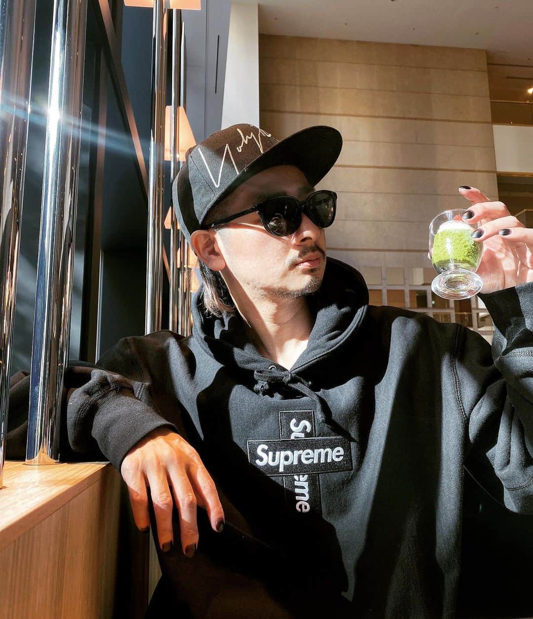 のインスタグラム：「supreme cross box 安定にいい感じ🙌🏻 @hiltonnagoya のランチビュッフェ 行ってきた🤤✨ めっちゃ美味しかった😆 ストーリーに載せまーす📸 お腹いっぱいになりすぎた笑笑 明日の supreme✖️the north face 買えるかなぁ😅無理だろうな💦 名古屋のsupremeに 普通にファージャケット🐺 売ってた😅笑笑 めっちゃオススメアイテムです😊  #supreme #supremenyc #シュプリーム」