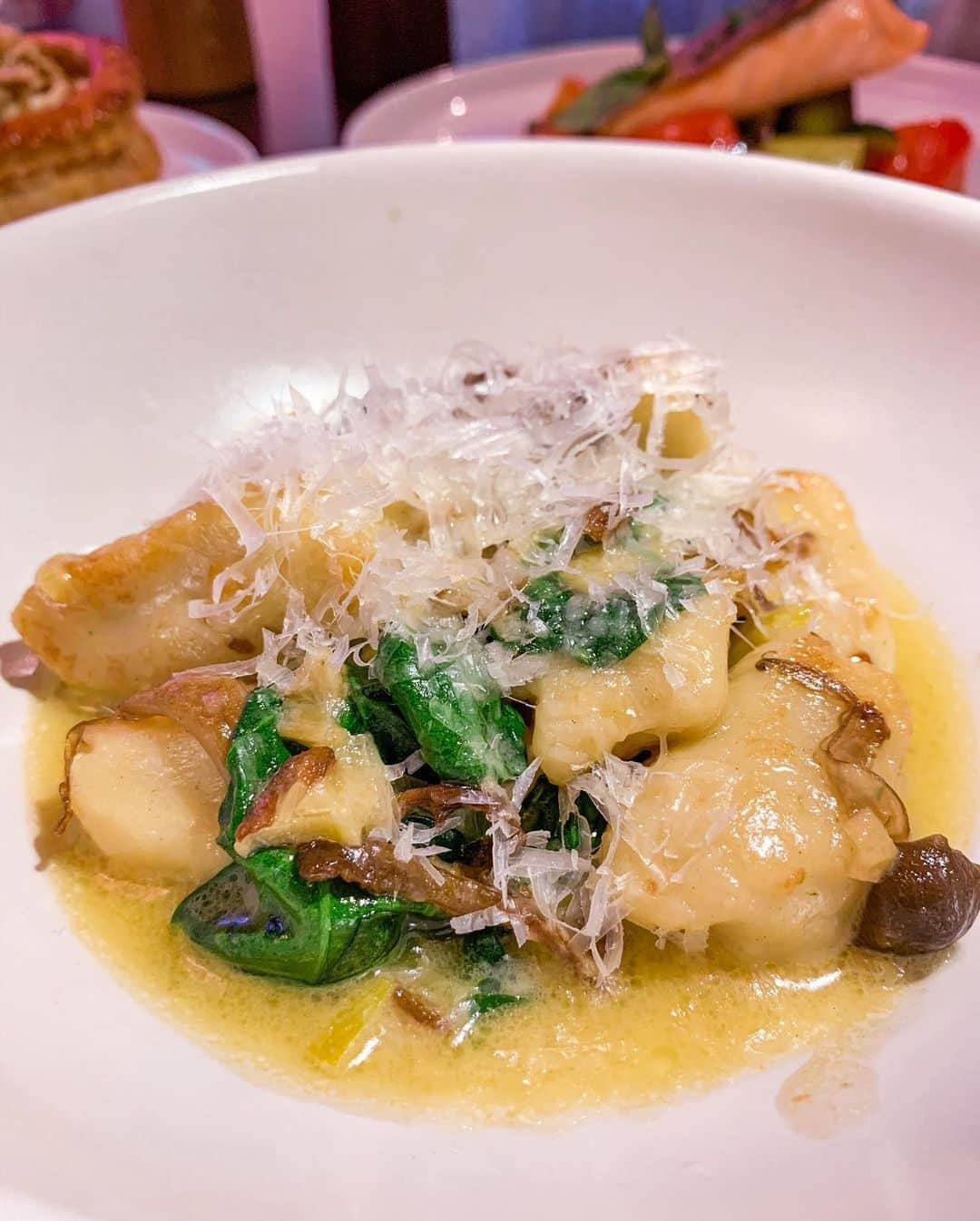 Eat With Steph & Coさんのインスタグラム写真 - (Eat With Steph & CoInstagram)「😌The snap of the crispy, golden brown, slightly charred salmon skin as the first cut is made is a small yet undeniable joy 💖 And this was complemented well by soft and doughy wild mushroom gnocchi in a rich, creamy sauce. Every dish we ordered @thegentlemenbaristas was tasty and well-cooked 😊 The service was excellent too and it’s a lovely place to relax, drink coffee and enjoy some nice food with friends if you get tired from all the Christmas shopping and lights admiring in Covent Garden... 😘✨🛍 ⠀ ⠀ Plus they are also bringing out a new festive menu this month, which sounds absolutely delicious! 🎄✨🎅🏼 So be sure to save this one for when you next walk by! 💕 #invite⠀ ⠀ 📸 @rain.sprout⠀ ⠀ 📍 Location: Covent Garden & other branches⠀ 💰 Price: £10-25pp⠀ 👨‍🍳 Cuisine: European⠀ ❤️ Best for: Casual dinner⠀ ☎️ Book ahead: Optional⠀ 🌱 Veg options: Yes⠀ 🍽 Top dishes: ⠀ - Pan-roasted salmon fillet⠀ - Pan-roasted potato gnocchi⠀ ⠀ #foodstagram #eeeeeats #forkyeah #londonfood #timeoutlondon #eatlondon #infatuationlondon #foodenvy #eattheworld #foodiefeature⠀ #searedsalmon #salmon #salmonlover #pansearedsalmon #salmondinner #salmonfillet #salmonskin #crispyfishskin #coventgarden #coventgardenlondon⠀ #londoncoffeeshops #volauvent #gnocchi #festivemenu #festivefood #salmondinner #crispyskin #foodinlondon」12月11日 17時06分 - eatwithsteph_ldn