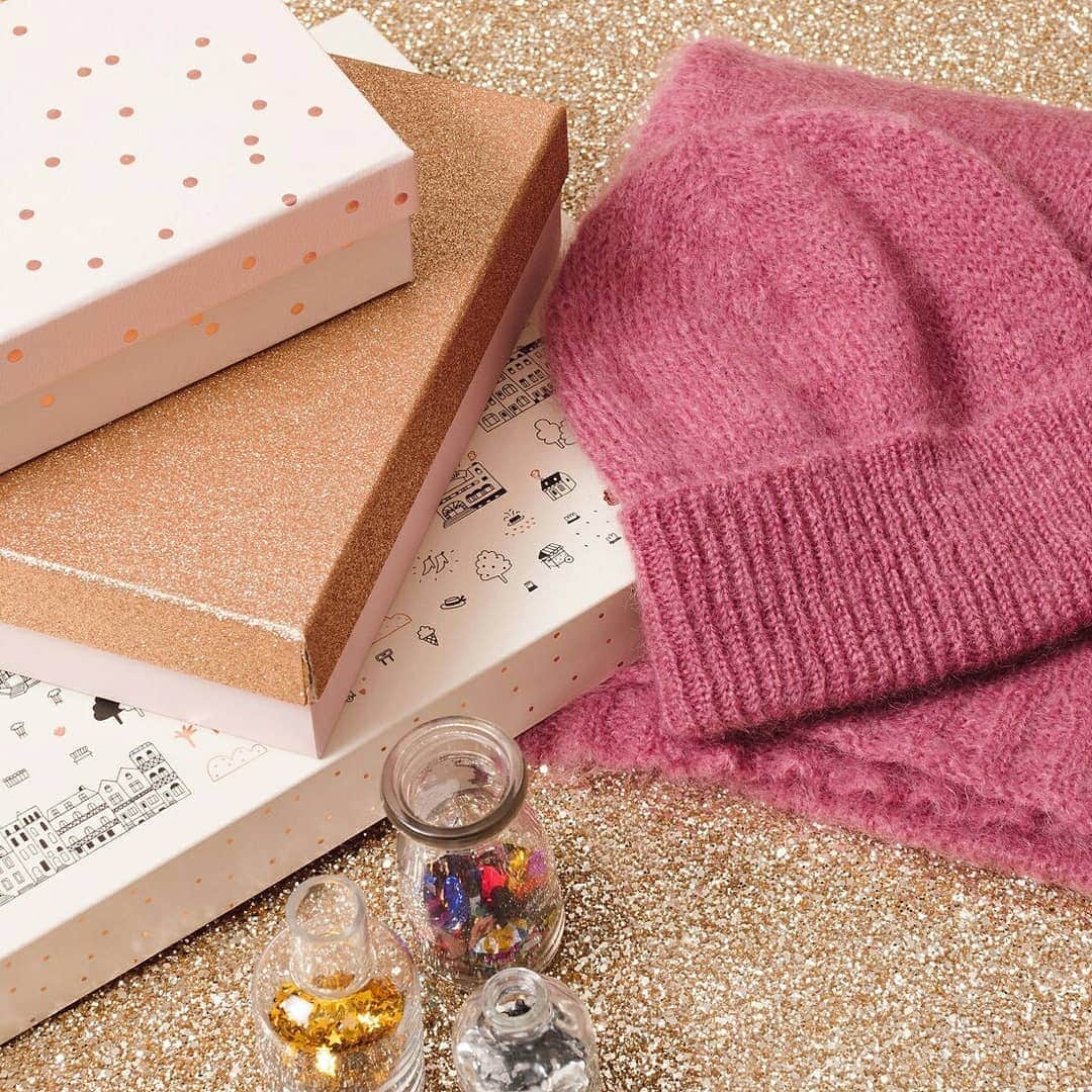デプチオーのインスタグラム：「PETITS CADEAUX 🎁⁠ S’envelopper de douceur⁠ ⁠ 🎁 LE FÉERIQUE CALENDRIER DE L'AVENT ! 🎄⁠ À GAGNER ce 11 décembre,⁠ BRAVO à Aude J. 🎁🎄🎈💫 notre broche Numilou, foulard Miladi et la ceinture Oscar fougère & une petite boîte à bijoux en étain gravé à la main par l'attrape rêves @damien_meyrieux ! ⁠ Rdv en story pour participer 🎅🏻✨⁠ ⁠ #despetitshauts #despetitshautsaddict #despetitsmoments #oiseauxdenuit #lavieenplusjoliedepuis20ans #lavieenplusjolie ⁠」