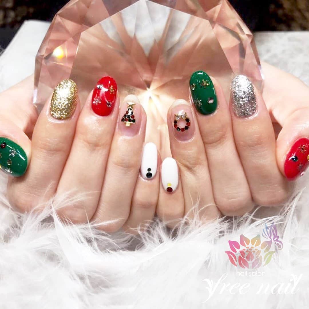free nail フリーネイルのインスタグラム：「. お客様ネイル💅🏻🎅🏻 . クリスマスネイル🎅🏻🎄 . お持込みネイルパーツで🎄 . ▶︎▶︎▶︎スワイプして動画も見てね☝︎🎬✨ . ご来店ありがとうございました🙇🏻‍♀️🙇🏻‍♀️🙇🏻‍♀️💗 . #ネイルアート #ジェルネイル #ネイルサロン #大阪ネイルサロン #ネイルデザイン #ネイルチェンジ #クリスマスネイル #ネイルパーツ #ツリーネイル #リースネイル #赤ネイル #グリーンネイル #デザインネイル #トレンドネイル #シンプルネイル #大人ネイル #christmasnails #冬ネイル #winternails #nailsart #nailsdid #美甲 #日式美甲 #日式美甲胶 #日本美甲师 #日本美甲老师 #美甲上课 #日本胶 #フリーネイル #freenail」