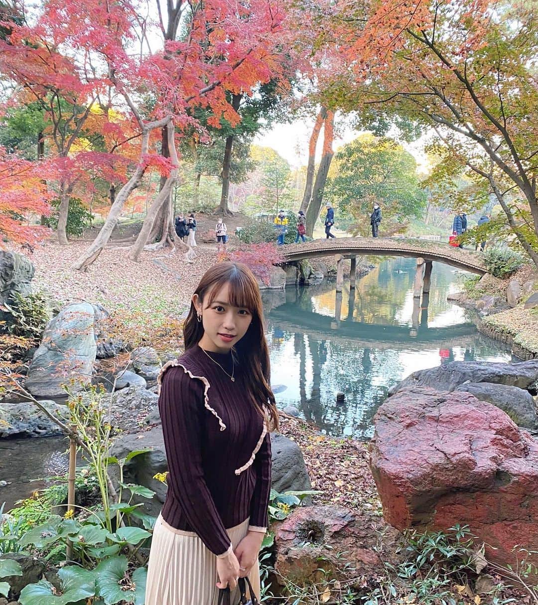 山本瑠香のインスタグラム：「ずっと行きたかった所へ 紅葉を見に行ってきました🌰🍂  東京のど真ん中に こんな庭園があるなんて👀🍁  心が落ち着いた…💭  #六義園 #東京観光 #紅葉」