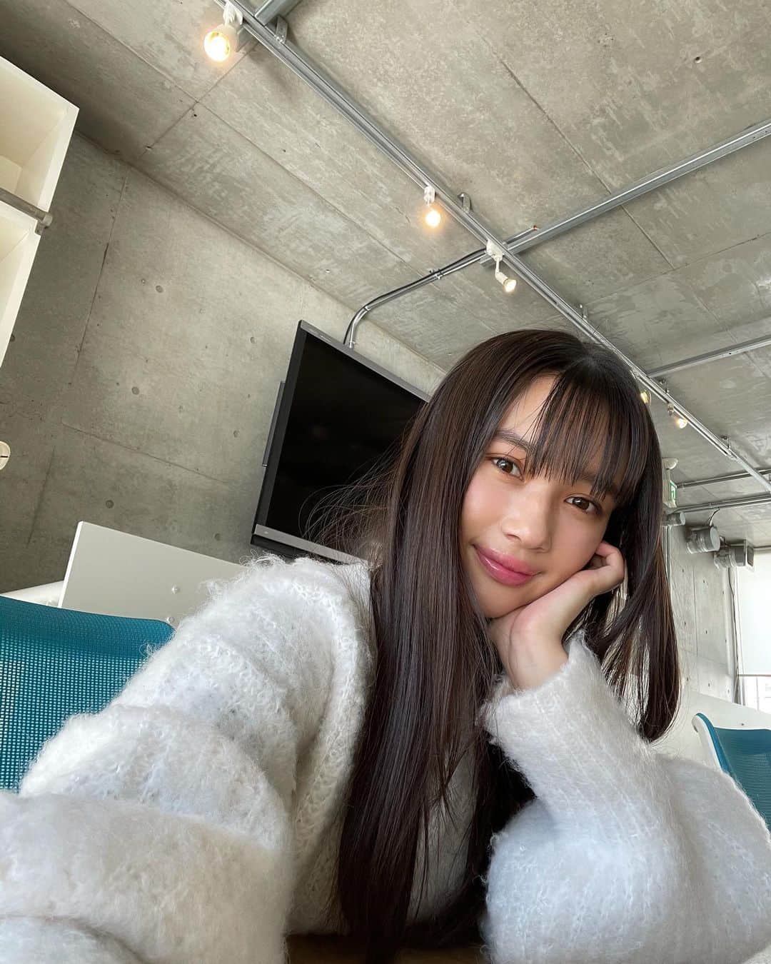 新井舞良のインスタグラム：「白ニット万能！」