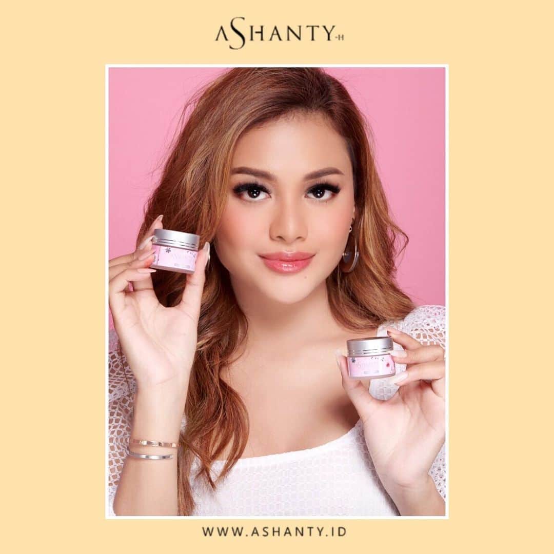 ASHANTY BEAUTY CREAM OFFICIALのインスタグラム：「Whitening Cream Series by Ashanty membantu merawat wajah kering dan kusam. Membuat wajah lebih cerah, berseri, lembut dan lembab. Whitening Cream Series by Ashanty merawat wajah secara maksimal dan membuat kulit wajah menjadi lebih sehat ✨  Special Promo 12.12 jangan lewatkan harga super hemaaaaat! Satu paket cream series (Pilih salah satu) + Exclusive Eyeliner Pencil hanya Rp 550.000,- Pesan sekarang juga sebelum kehabisaaaaan yaaa 🌸  _________________________________ Informasi dan pemesanan : WA: 081293823950 WA: 085781140354 WA: 081287388885 WA: 087778489900 FAST RESPONS CLICK LINK yang ada di Bio IG @ashantyid  _________________________________ #ashantybeautycosmetics #beauty #cosmetics #brandlocal #kosmetikhalal #makeup #kosmetikartis #ashanty #thehermansyah #beautyvlogger #jualkosmetikmurah #kosmetikmahal #kosmetikbagus #ashantyid #keluargaasix #ashantyhermansyah #mua」