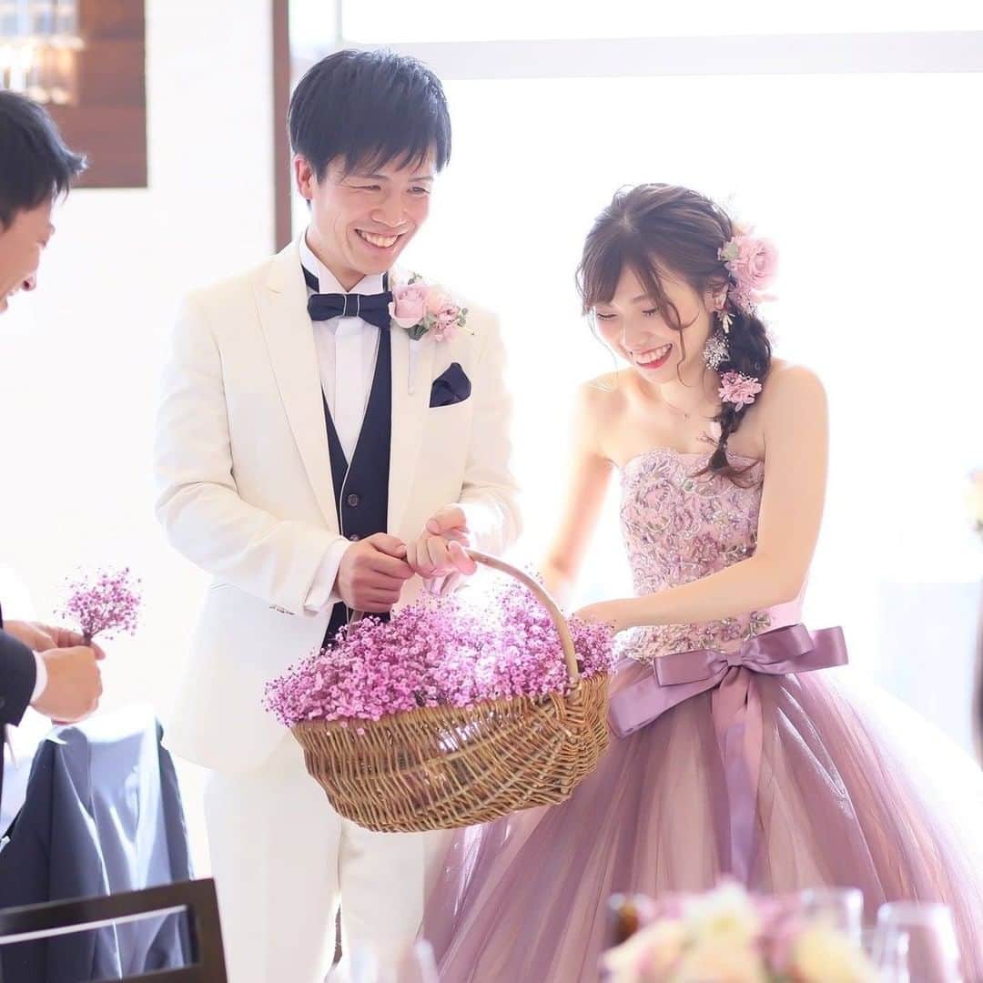 のインスタグラム：「. 野の花を摘んだかのような とっても愛らしいフラワーサーブの演出♡  お色直しのラベンダーカラーと色味を統一* ふとした仕草もロマンチックで 印象に残るワンシーンに❁*  【会場】𝐓𝐇𝐄 𝐒𝐓𝐘𝐋𝐄　𝐠𝐫𝐚𝐧𝐣𝐲𝐨𝐮𝐫 . -------------------- . @thestyle_okayamaをフォローし #ザスタイル岡山 をつけて 検索してくださいね♪ . #スタイルズ花嫁 #thestyleokayama #wedding #weddingdress #ウェディングドレス #ブライダルハウスTUTU #ブライダルハウスチュチュ #岡山 #岡山花嫁 #岡山ウェディング #プレ花嫁 #卒花 #披露宴 #結婚式 #結婚式場 #結婚式準備 #DRESSY花嫁 #marryxoxo #ウェディングニュース #シェアーズヘアメイク #ローラアシュレイドレス #ラベンダードレス #かごブーケ #ラベンダーウェディング #披露宴演出 #花嫁コーディネート #結婚式演出 #編みおろしヘア #おしゃれ花嫁」