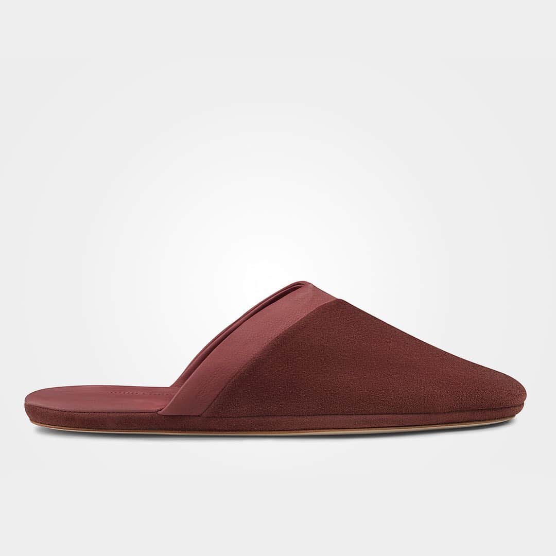 ジョンロブのインスタグラム：「Constructed in Cashmere suede, with a comfort-focused padded sole, and a customised travel bag, the Knighton slipper is the ultimate stay-at-home companion. . #johnlobb」