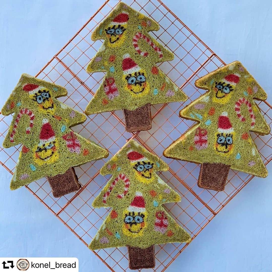 のインスタグラム：「@konel_bread さま、リポストです😊 . . このサイズ感でこんなに細かいデザインを作れるの、お見事です😆👏🏼✨ . たまらなーくかわいくて、クリスマスがワクワク楽しみになりますね☺️🎄🎅🎄 . . ↓ . . . Merry Christmas 🎄 @spongebob  . . 今年のクリスマスツリーのイラストパン！ スポンジボブが大好き過ぎる子供たちのために🥳💕 . . .  #bread #baker #christmas #christmastree #christmascake #christmasgifts #santaclaus #spongebob #breakfast #spongebobsquarepants #🎄 #🎅 #🧽 #手作りパン #パン #クリスマス #食パン #クリスマスツリー #オーナメント #スポンジボブ #スポンジボブ弁当 #スピルリナ  #クリスマスごはん #クリスマス会 #トーストアート #キャラパン #パン教室 #konel #konelのクリスマス #イラストパン」
