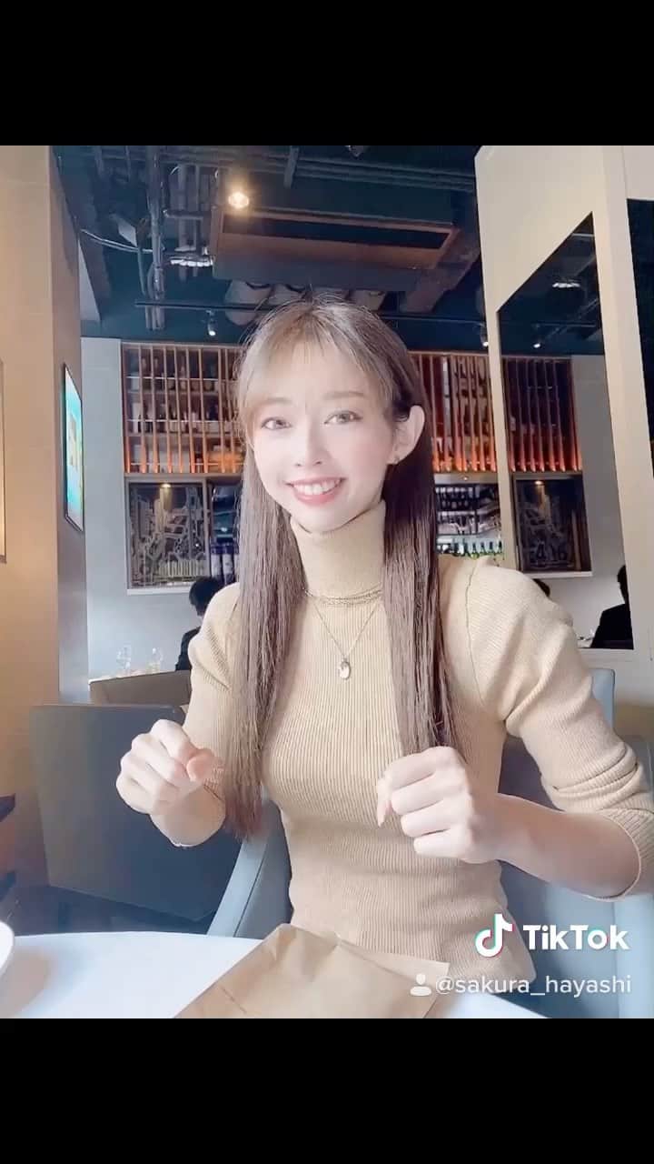 のインスタグラム：「. . . . tiktokに投稿した動画をこちらにもペタリ🐥 . . . #31歳 #ランチタイム #青山ランチ #表参道グルメ #eimyistoire #ストレートヘア #ロングヘア #ウキウキ #tiktok #mybirthday #お母さんの指入ってる #流石です #サクめし」