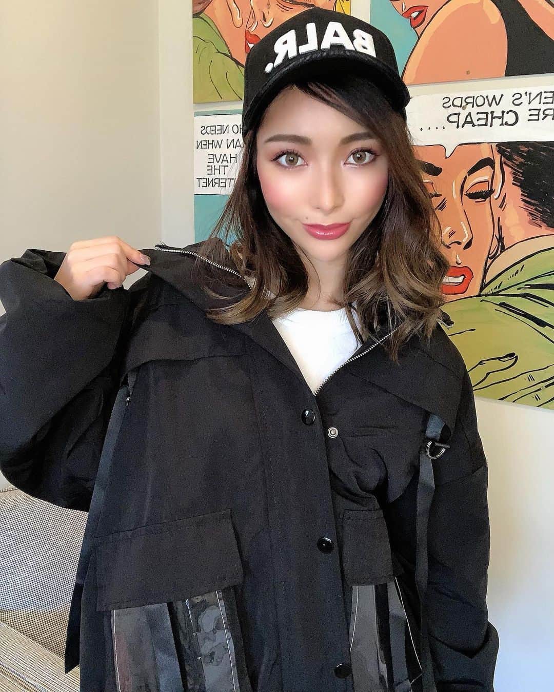 かにゃさんのインスタグラム写真 - (かにゃInstagram)「今日は珍しくキャップにオーバーサイズのアウター着てメンズライクにしてみたよ🧢やんちゃな男の子気分😛 . @litdepartment_official のアウターのデザインと形がお洒落ですごく好き💘 お値段安めなのに生地がすごくしっかりしてて高級感あるの👏✨ . Melbourneは夏でもいきなり寒くなるからこのアウターが一枚あるとちょー便利でヘビロテ中❗️ ビッグサイズだから冬は中に厚手のニット着れるしとにかくずーっと使える👍 レディースもメンズもあるブランドで日本で買えるよ👖 今時の韓国ファッション風でかわいい😍 . . . . #litdepartmenttokyo #litdepttokyo #ootd #ootdfashion #ootdstyle #fashion #fashionstyle #fashionblogger #fashionista #fashionphotography #outfitoftheday #outfit #outfitinspiration #outfits #australialife #melbournelife #オーストラリア生活 #メルボルン生活 #海外生活 #ファッション #ファッションコーデ #コーデ #カジュアルコーデ #カジュアルファッション #メンズライク #ブラックコーデ #アウター #ストリートファッション #ストリートコーデ #ボーイッシュ」12月11日 17時24分 - kanya_435