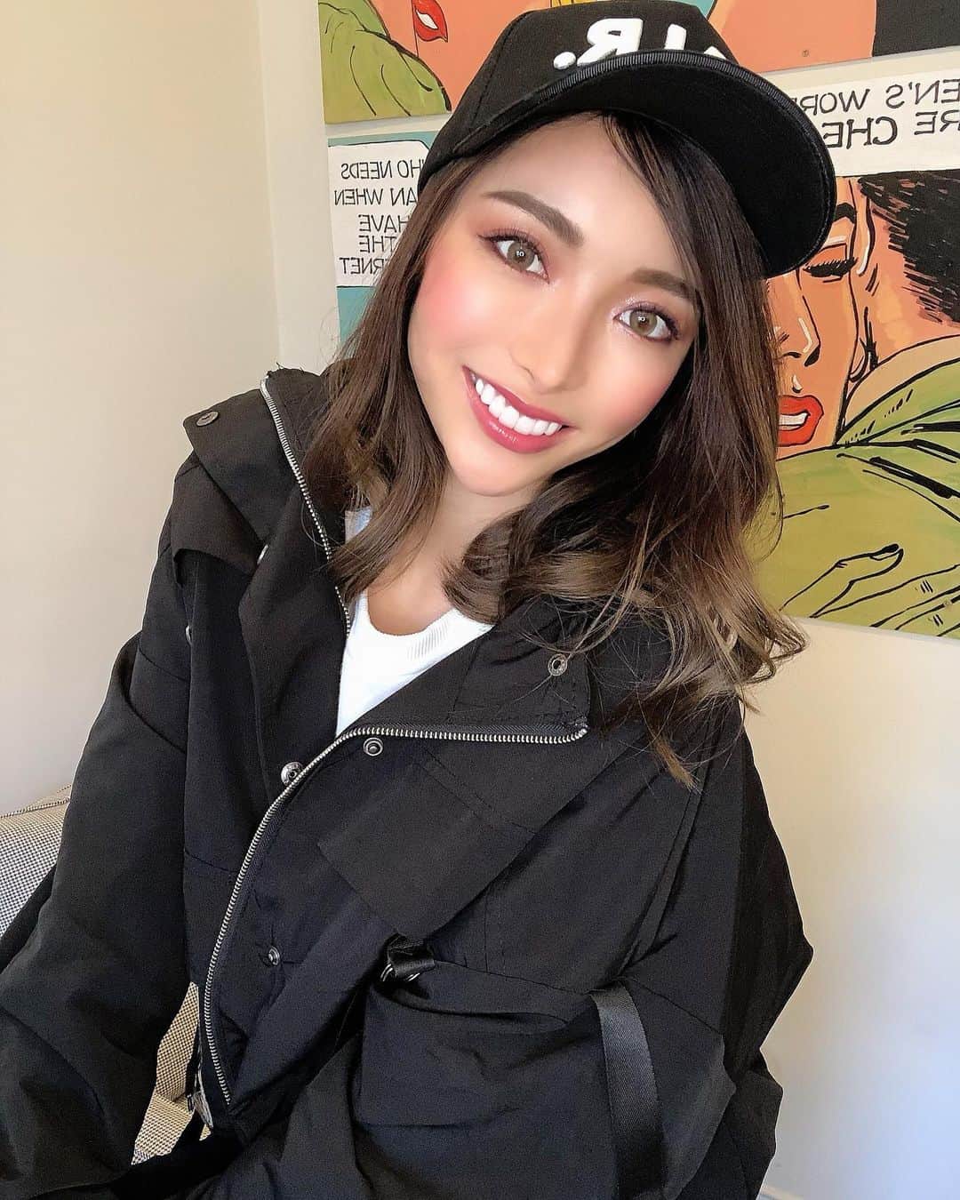 かにゃのインスタグラム：「今日は珍しくキャップにオーバーサイズのアウター着てメンズライクにしてみたよ🧢やんちゃな男の子気分😛 . @litdepartment_official のアウターのデザインと形がお洒落ですごく好き💘 お値段安めなのに生地がすごくしっかりしてて高級感あるの👏✨ . Melbourneは夏でもいきなり寒くなるからこのアウターが一枚あるとちょー便利でヘビロテ中❗️ ビッグサイズだから冬は中に厚手のニット着れるしとにかくずーっと使える👍 レディースもメンズもあるブランドで日本で買えるよ👖 今時の韓国ファッション風でかわいい😍 . . . . #litdepartmenttokyo #litdepttokyo #ootd #ootdfashion #ootdstyle #fashion #fashionstyle #fashionblogger #fashionista #fashionphotography #outfitoftheday #outfit #outfitinspiration #outfits #australialife #melbournelife #オーストラリア生活 #メルボルン生活 #海外生活 #ファッション #ファッションコーデ #コーデ #カジュアルコーデ #カジュアルファッション #メンズライク #ブラックコーデ #アウター #ストリートファッション #ストリートコーデ #ボーイッシュ」