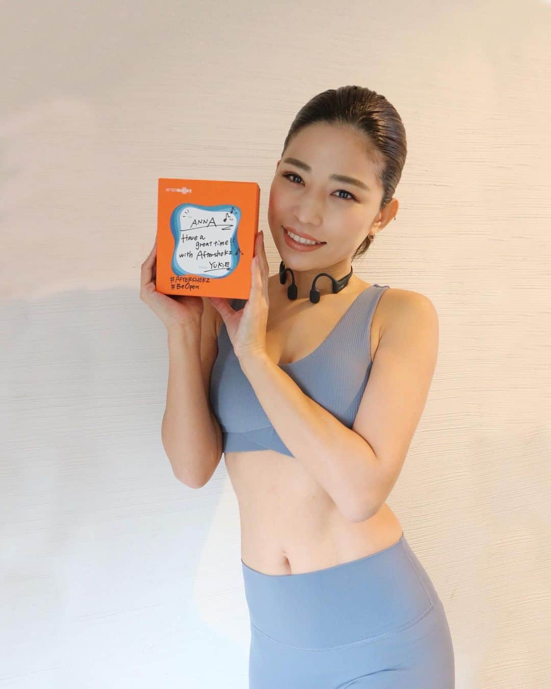 のインスタグラム：「宅配BOXを見たら @yukieeeee19 さんからクリスマスギフトがっ！！🎄✨・ 可愛いラッピングの中には #starbucks のギフトカードにうるうるしちゃうあたたかいメッセージと、#thepublicorganic のリップ🥺💕・ ・ そしてゆきえさんがアンバサダーをやっている @aftershokzjp の骨伝導ヘッドホン🎁・ 早速つかってみたんだけど、耳を塞がないから快適だし、音質もめちゃくちゃクリアでいいっ😳✨更に超軽量でフィットしてくれるから付け心地にストレス無しっ！移動中はもちろん、毎日のトレーニング中やダンスの練習中にも使えるっっ🤩・ ・ ・ プレゼントってやっぱり嬉しいね☺️🙏✨・ 今年はコロナ禍で大事な人達に中々会えなかったし、私も沢山みんなにクリスマスプレゼント送ろうっと🎁・ ・ ・ ゆきえさんとは撮影でご一緒したのが初めてで、その日はゆきえさんのお誕生日だったんだ☺️🎂何か運命〜✨😇笑・ 本当に優しくて美しくて、母親業をしながらもモデルやトレーナーなどアクティブに沢山の事をやってのける姿に憧れるし大好き💓・ ・ ・ ゆきえさん、本当にありがとう🥰❤️・  ・ ・ ・ ・  #aftershokz #骨伝導ヘッドホン #骨伝導イヤホン #アフターショックス #xmasgift #クリスマスプレゼント #トレーニンググッズ #yogalife #pilates #relax #脂肪燃焼 #ストレス発散  #bodymake #ヨガウェア #ボディメイク #フィットネス #fitness #体質改善 #ダイエット #アスレジャー #Athleisure #yogawear #ピラティス #ヨガ #健康 #運動 #筋トレ女子」