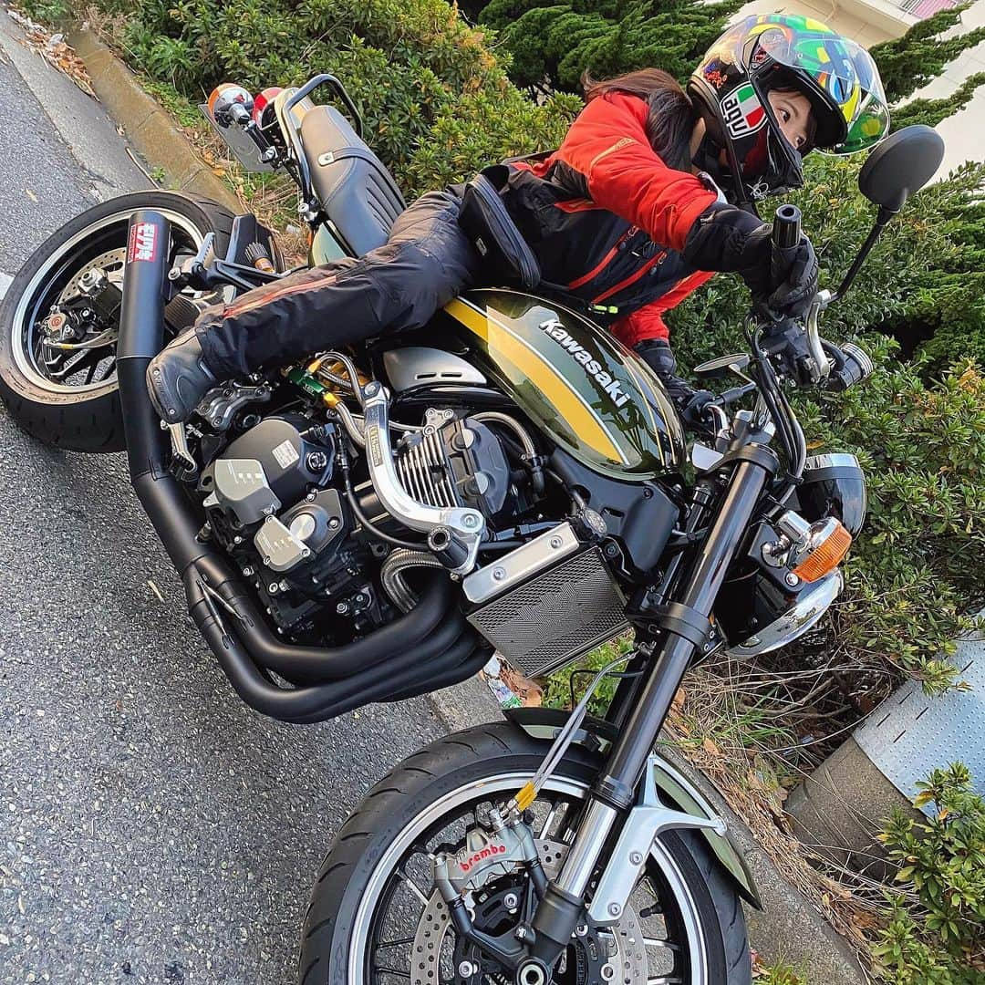 AMIさんのインスタグラム写真 - (AMIInstagram)「・ ・ 遂に…！！！ z900rsがやってきたあああ٩(ˊᗜˋ*)و ・ ・ 沖縄から東京に上陸です🚢 沖縄になかなか行けず…なので、送ってもらいました😂🙏(乗りたい欲を我慢できませんでした…) ・ ・ 私が東京にいる間に沖縄のライコランドさんにカスタムパーツ取り付けを色々お願いしていたんですけど、生でz900rsを見て、かっこよすぎて失神しそうになってしまった🥺🥺 ・ 今後z900rs頻度が高くなってしまいそうな予感…🤭💖 ・ ・ ・ ・ #バイク #バイク女子 #bike #バイクのある生活  #バイクのある風景  #バイクが好きだ  #バイク好きな人と繋がりたい  #バイクウェア #ワークマン #ワークマン女子 #kawasaki #ninja400 #z900rs #zx14r  #agv」12月11日 17時28分 - cococococo129