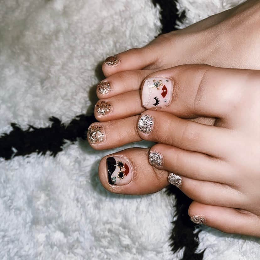 のインスタグラム：「New foot nail 💅 ・ お顔にした☺︎ ・ いつも素敵に仕上げて頂き有難うございます‼︎  担当 : （ @natural_beauty_complex_tiara )  【お問い合わせ】 TEL : 072-422-1245 Mail : info@beauty-tiara.com  #みかんのツメ  #ネイル」