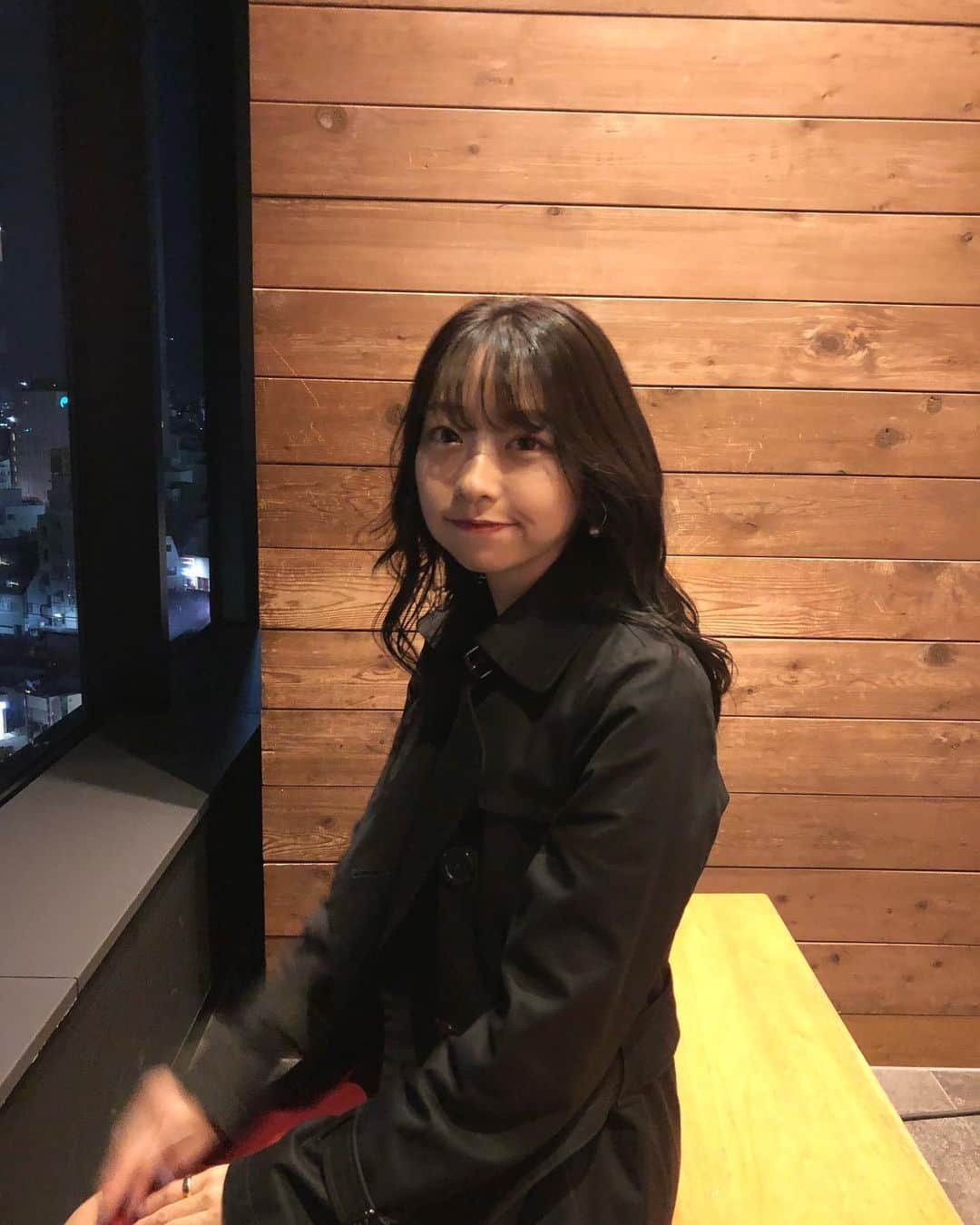 亀川萌絵子のインスタグラム：「おつかめです！！ 今日は脱力な亀川を！😂  わんこを2匹飼っているのですが、ずっと一緒に寝てしまう…最近は寒いので近くにいると暖かくて眠くなってしまうのです😳  そして、日曜日は撮影会ですね！まだまだ募集しているので写真を撮ることが好きな方など、ぜひお待ちしております✨プロフィールのURLから予約可能です！楽しみやー！  クリスマス前ということで、サンタの帽子など持っていこうかな！🎅  週末楽しみましょうね！♫  #被写体  #かめらすきな人と繋がりたい」