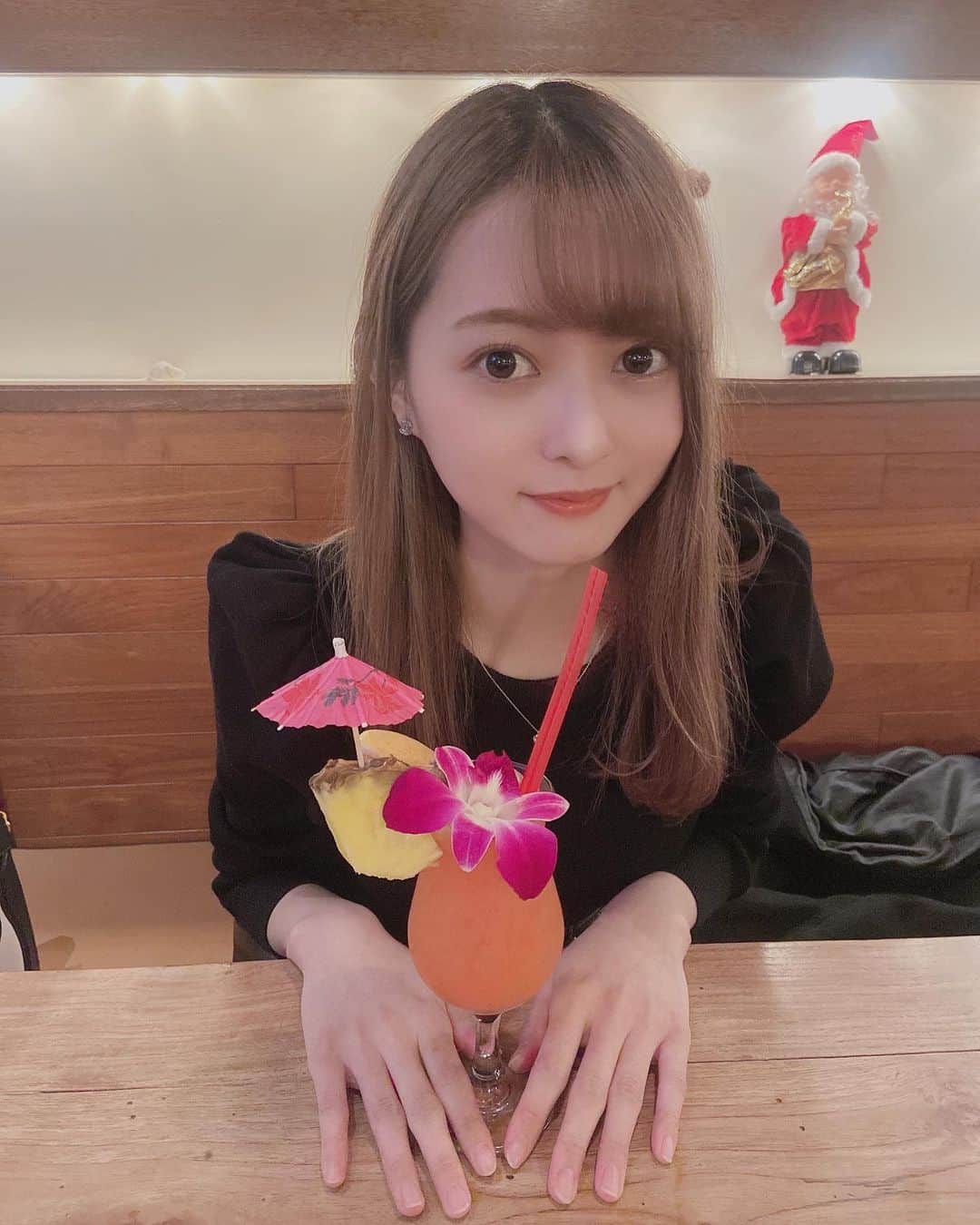 末次愛梨のインスタグラム：「このお酒の名前忘れた🍹 普段こんな可愛いお酒は飲まんな😂  @1110hzk 写真ありがとう💗」