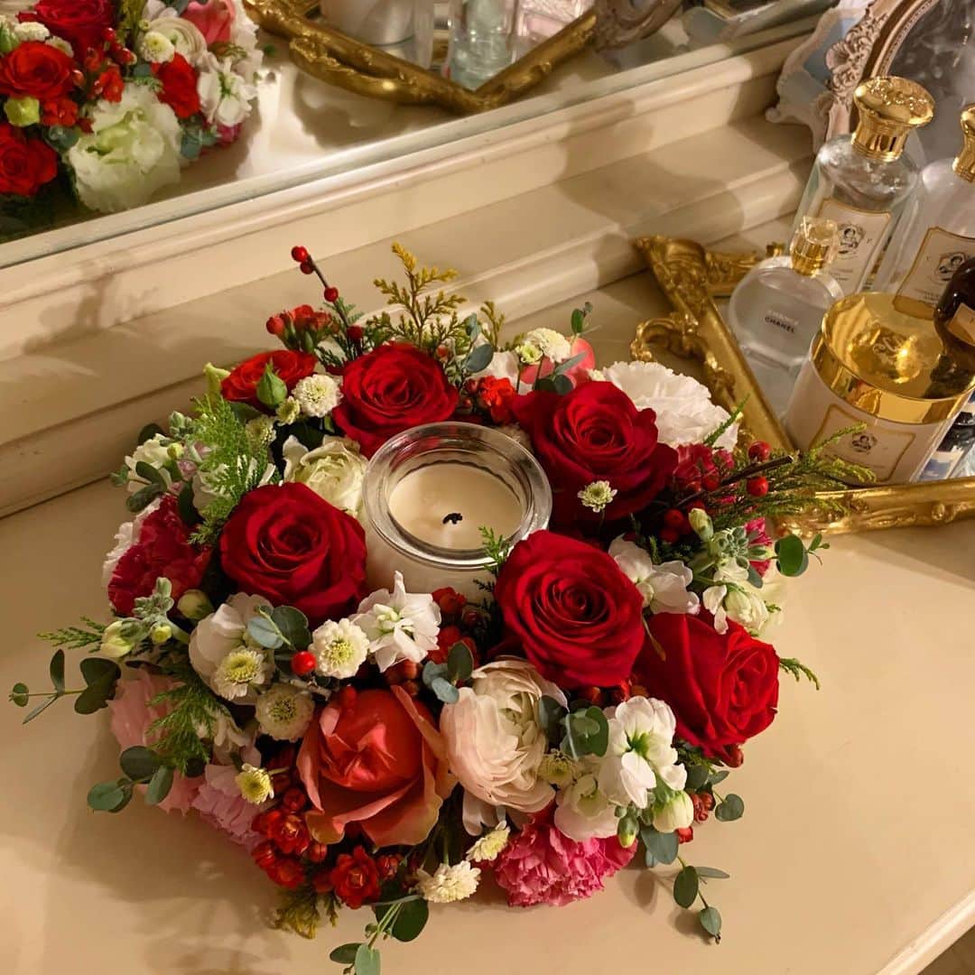 ミンヒ のインスタグラム：「쌤 사랑해여😭😭  오늘 꽃들 다 내취향이야🌹🌹 1:1 레슨이라 내 취향에 맞춰서 준비해주셨음🙌🏻  이정도면 소질있나여? 헤헤❤️ #플라워클래스」